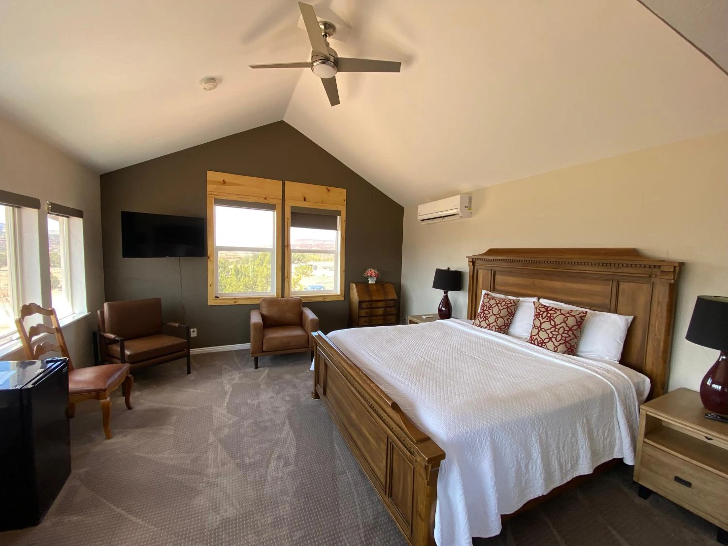 Bedroom, Bed in SkyRidge Inn