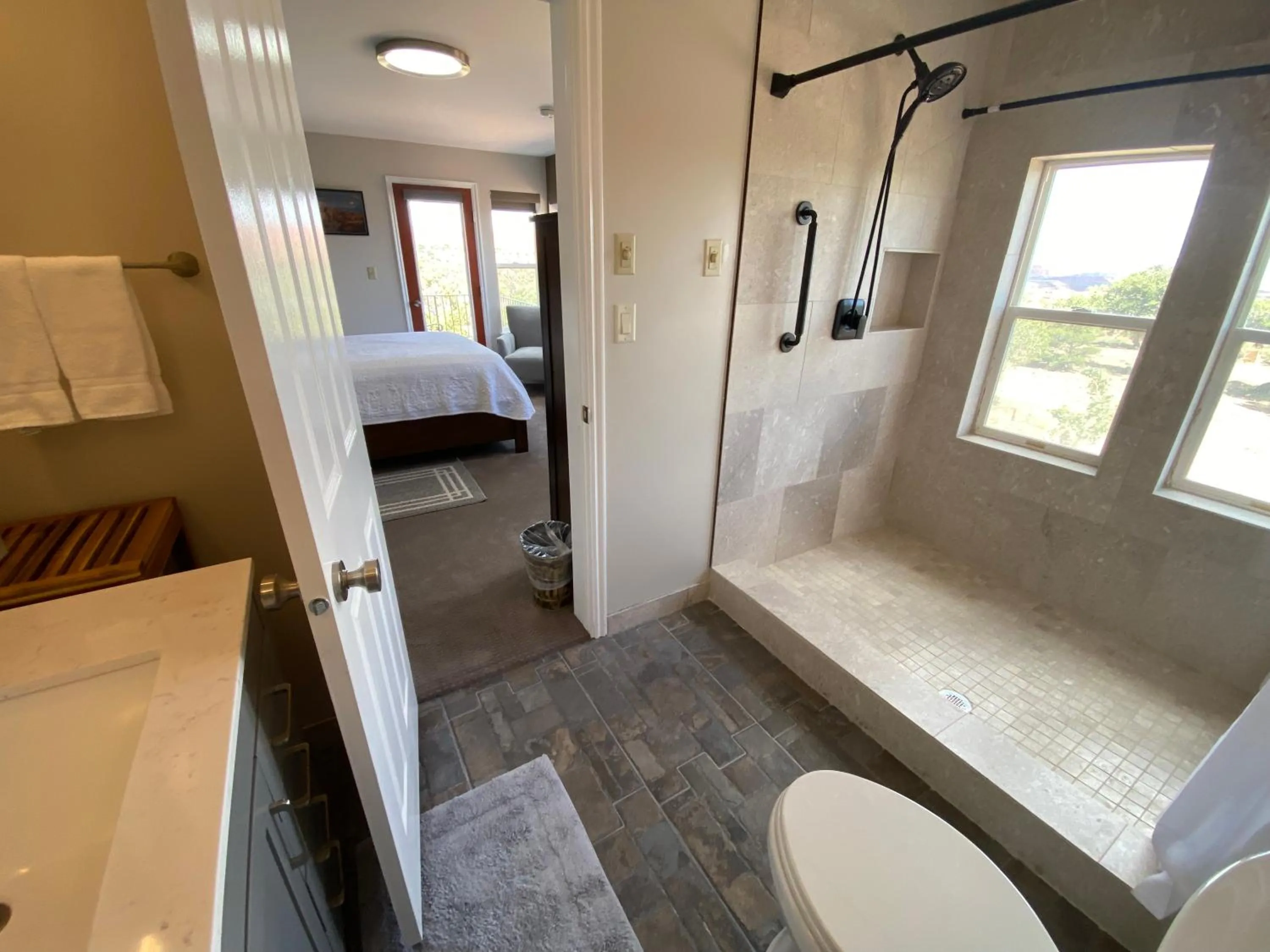 Shower, Bed in SkyRidge Inn