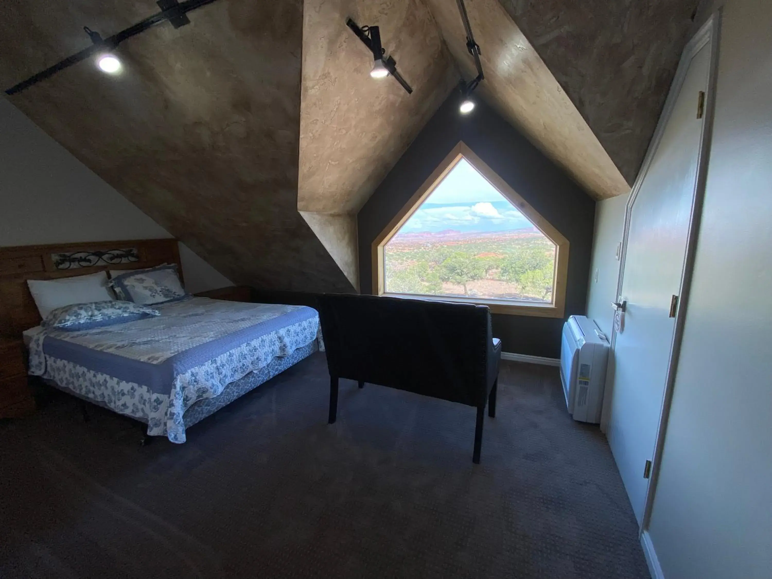 View (from property/room), Bed in SkyRidge Inn View (from property/room), Bed in SkyRidge Inn