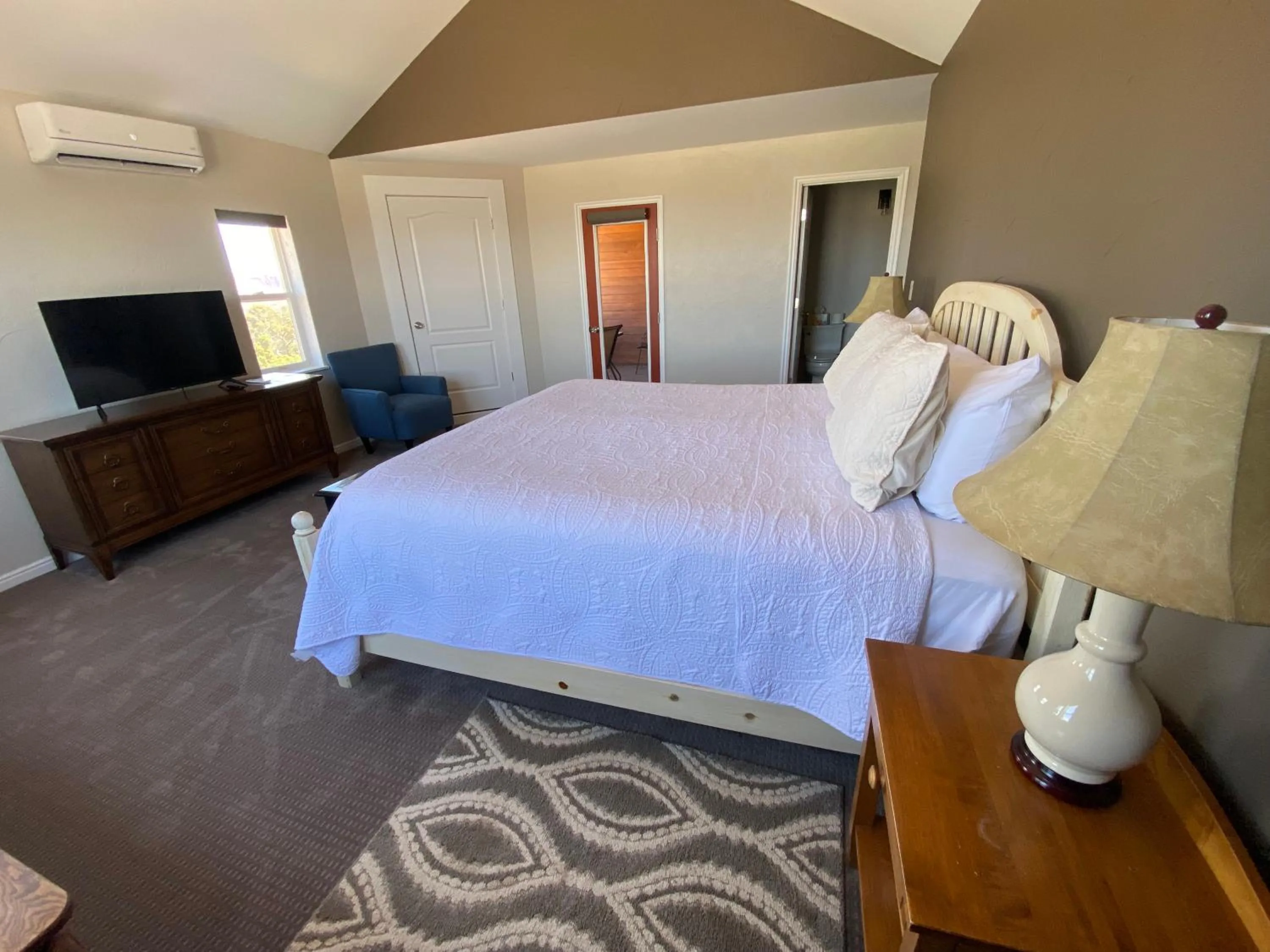 Bedroom, Bed in SkyRidge Inn
