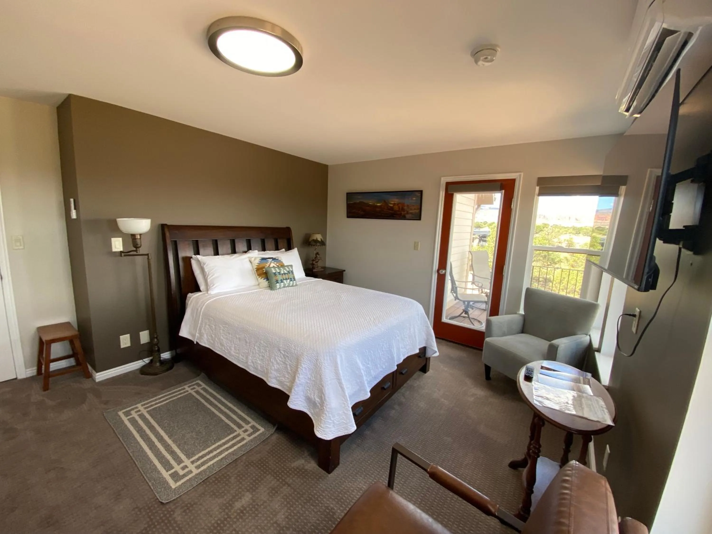 Bedroom, Bed in SkyRidge Inn