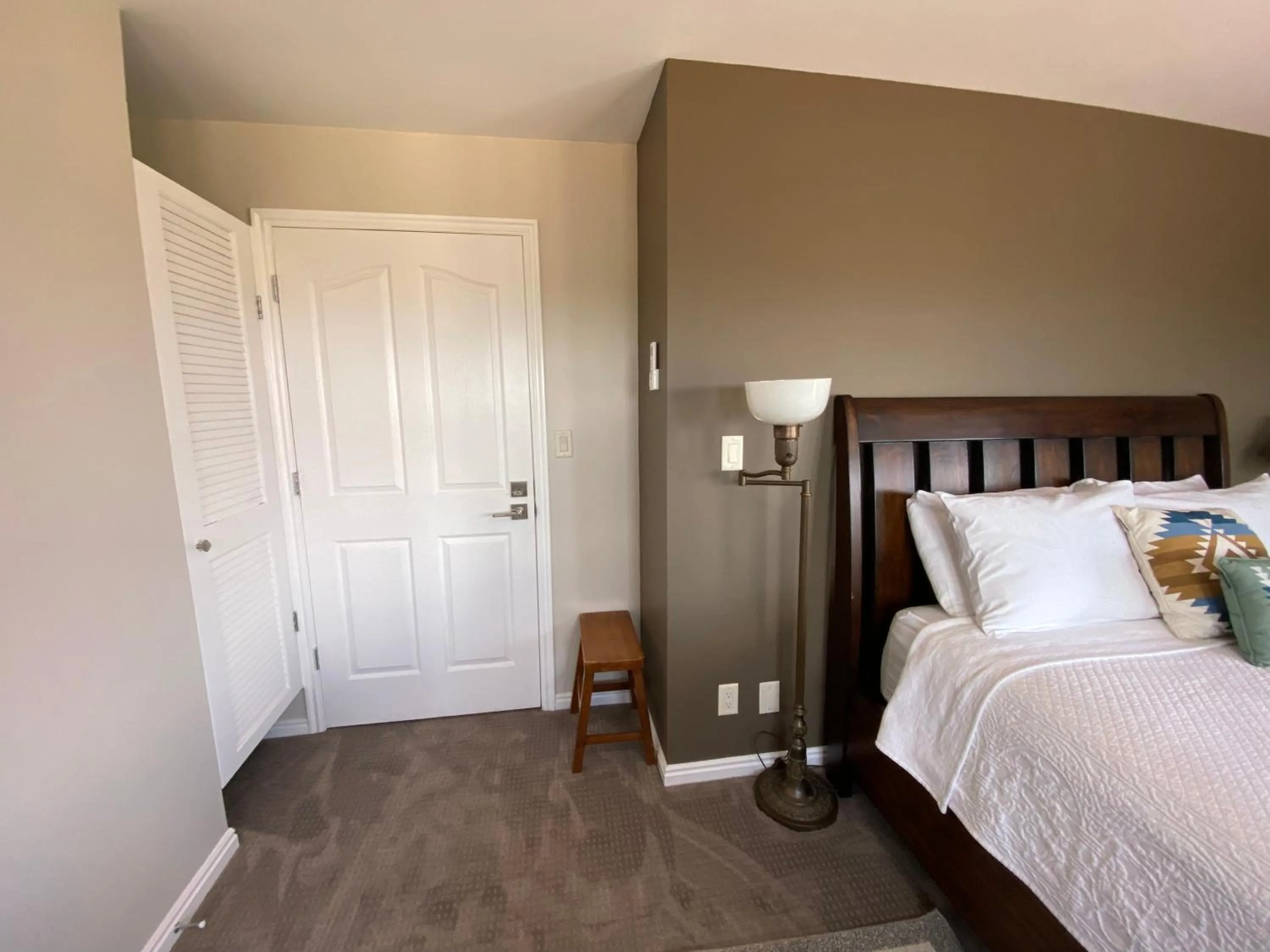 Bedroom, Bed in SkyRidge Inn