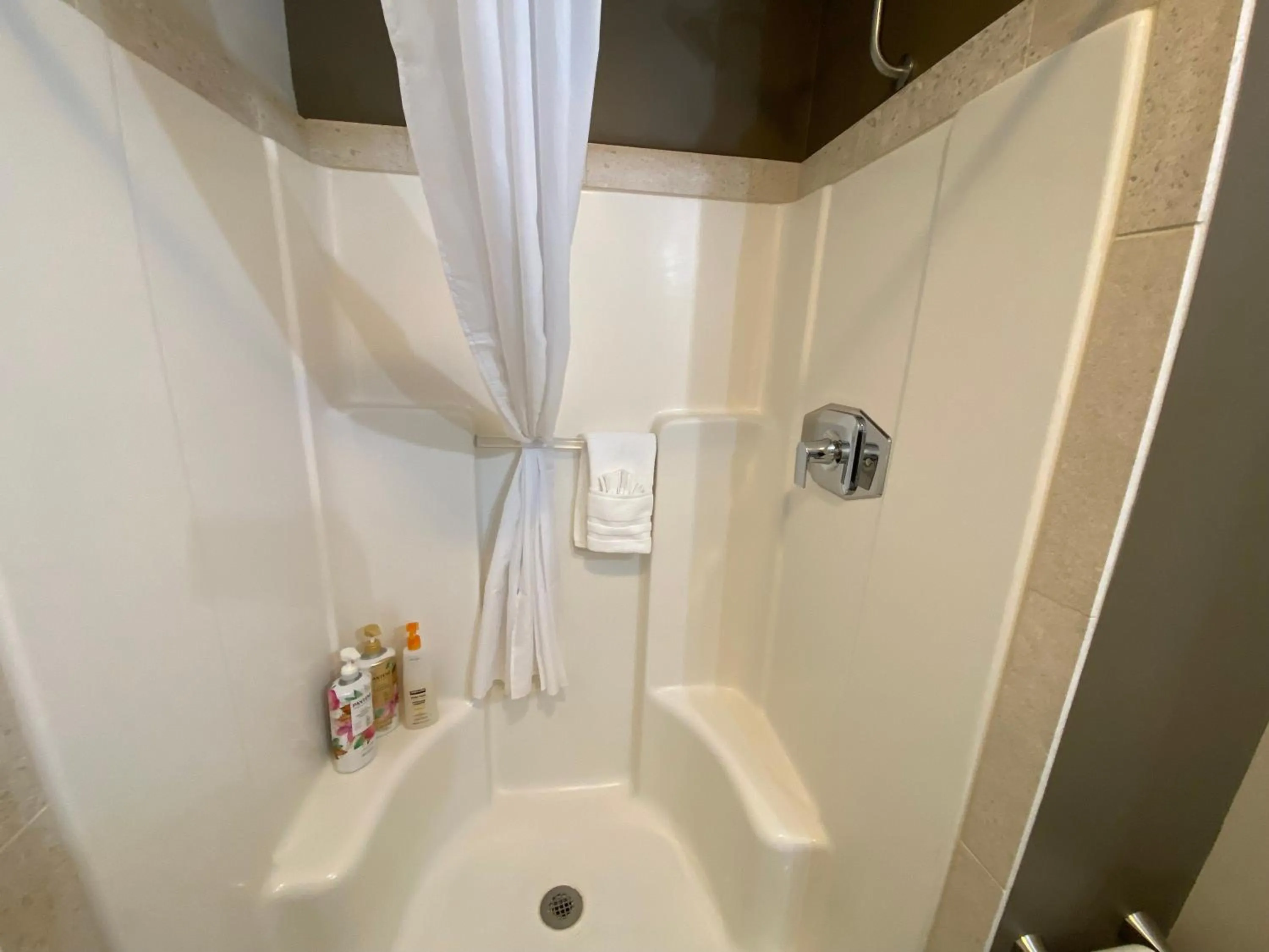 Shower in SkyRidge Inn