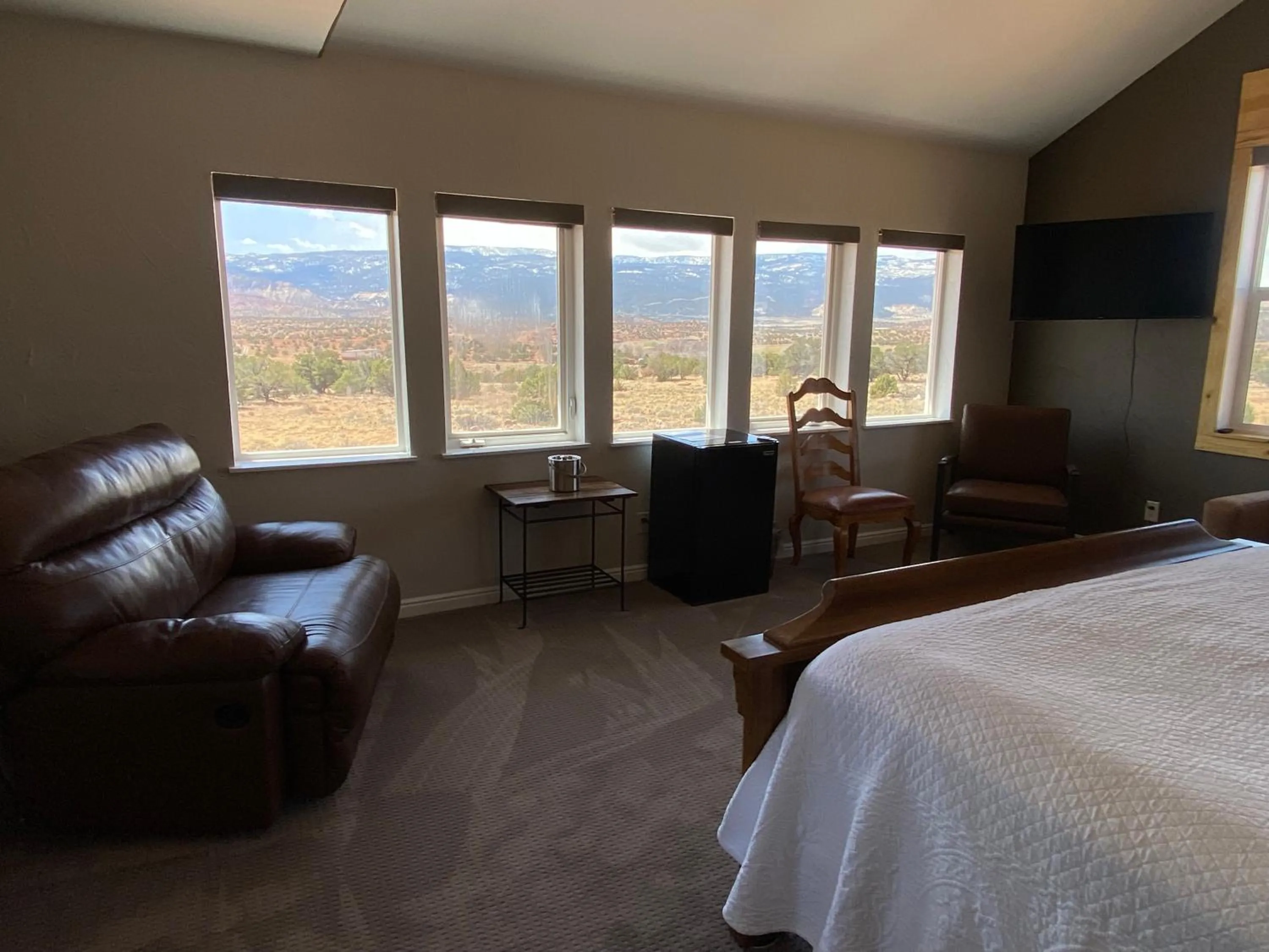 View (from property/room), Bed in SkyRidge Inn