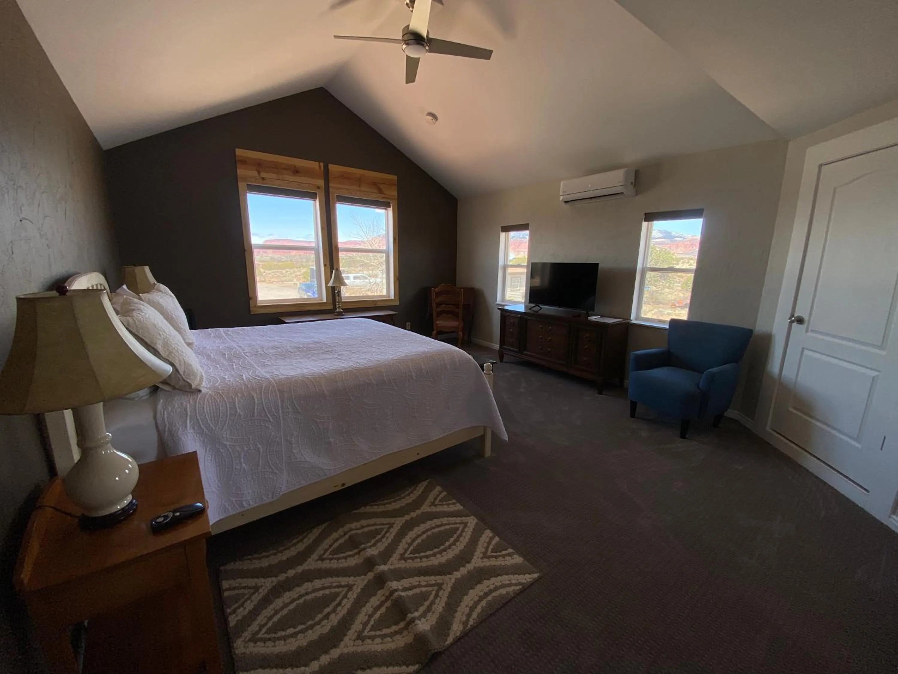 Bedroom, Bed in SkyRidge Inn