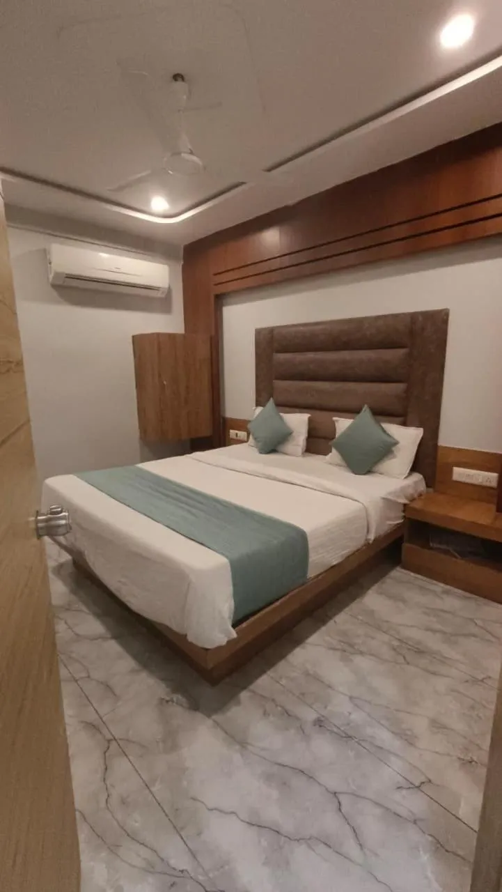 Bed in HOTEL SAFARI INN