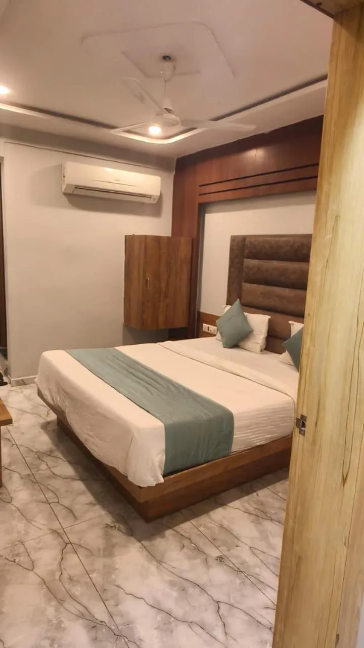 Bed in HOTEL SAFARI INN