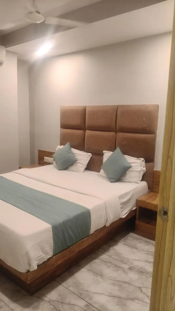 Bed in HOTEL SAFARI INN