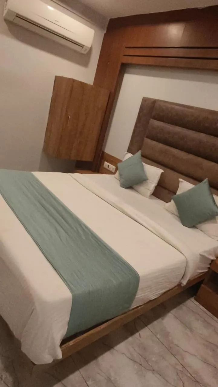 Bed in HOTEL SAFARI INN