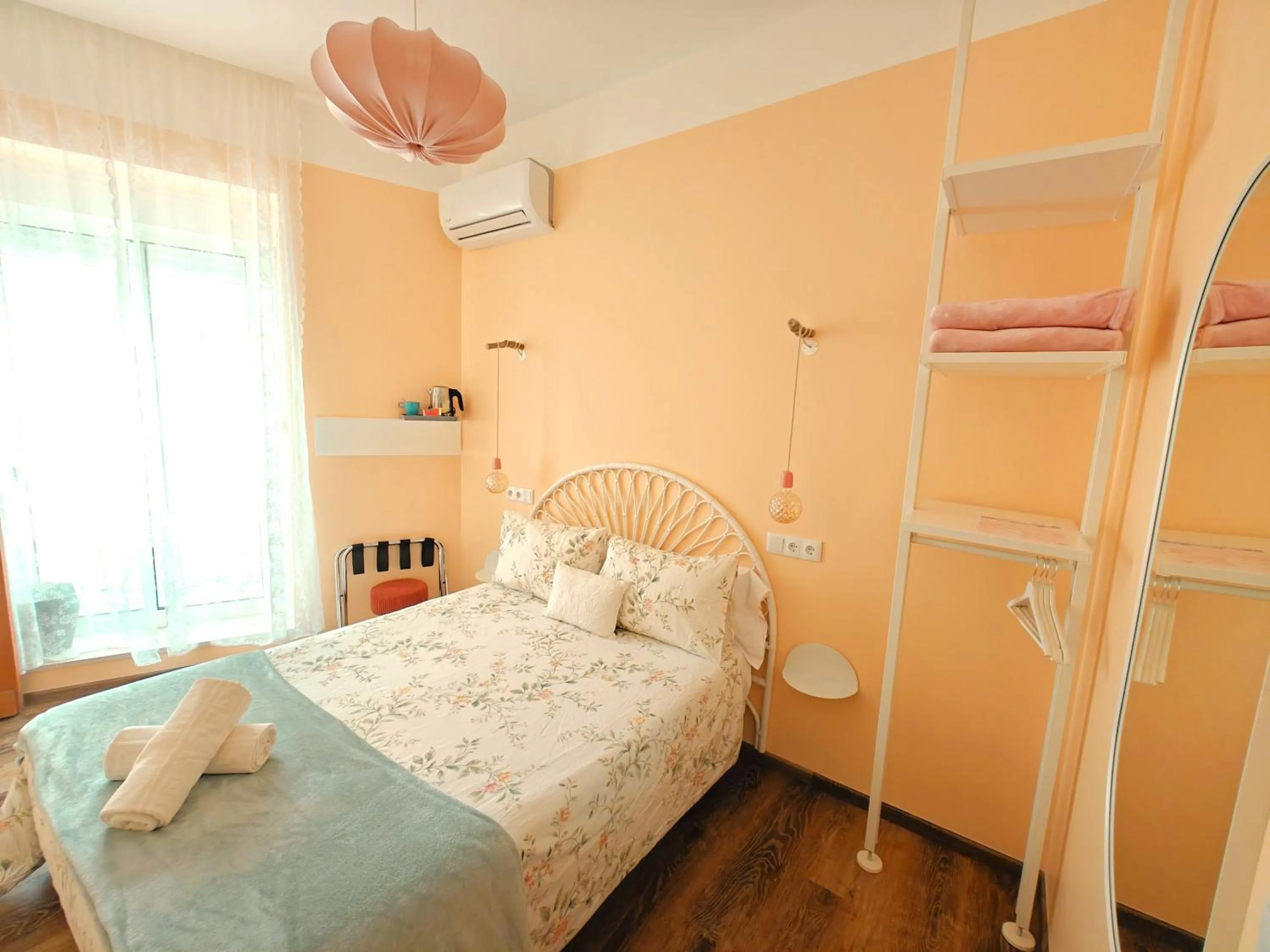 Bedroom, Bed in Sunlight House