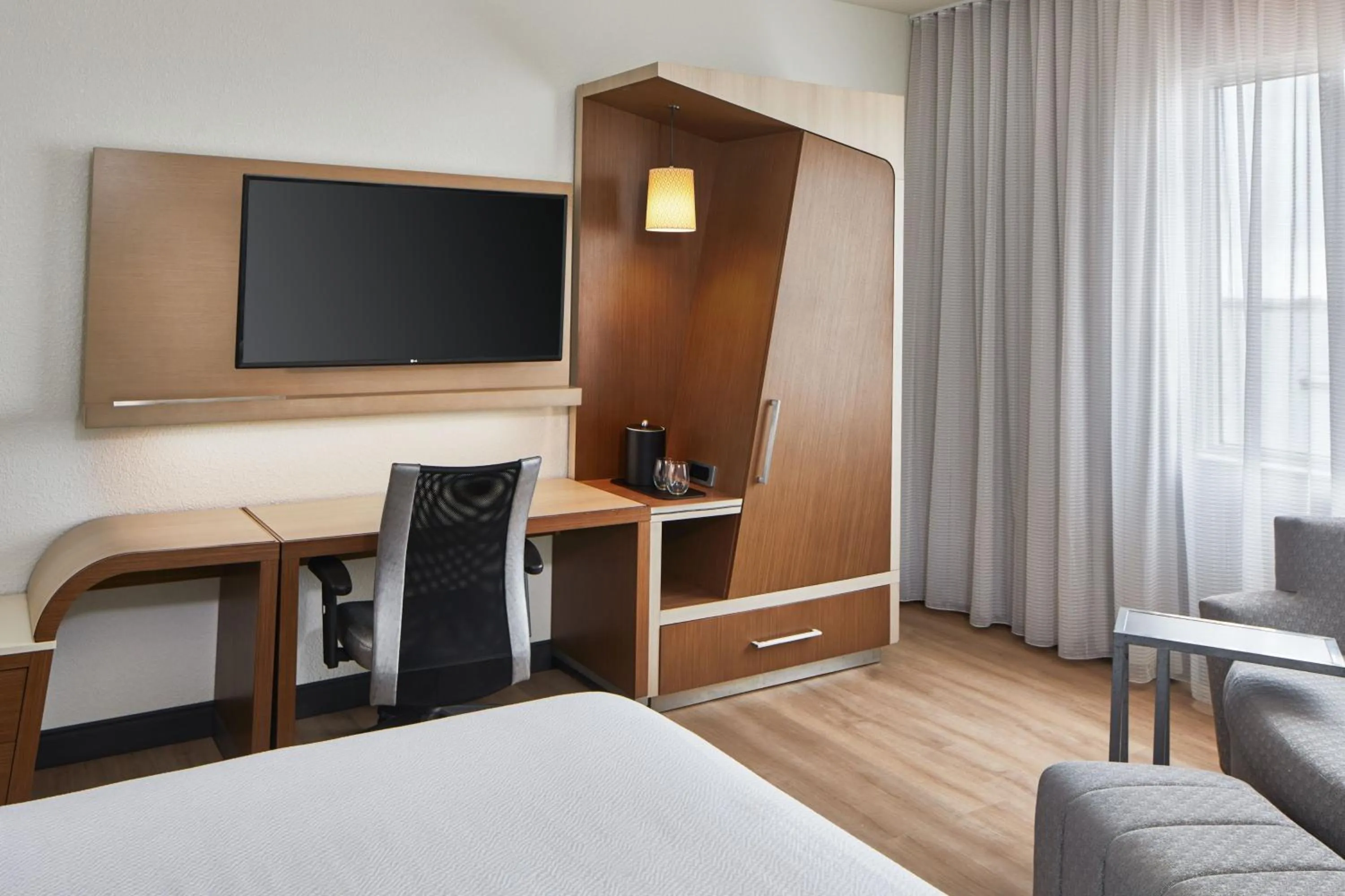 Photo of the whole room, Bed in Courtyard by Marriott St. Petersburg Clearwater/Madeira Beach