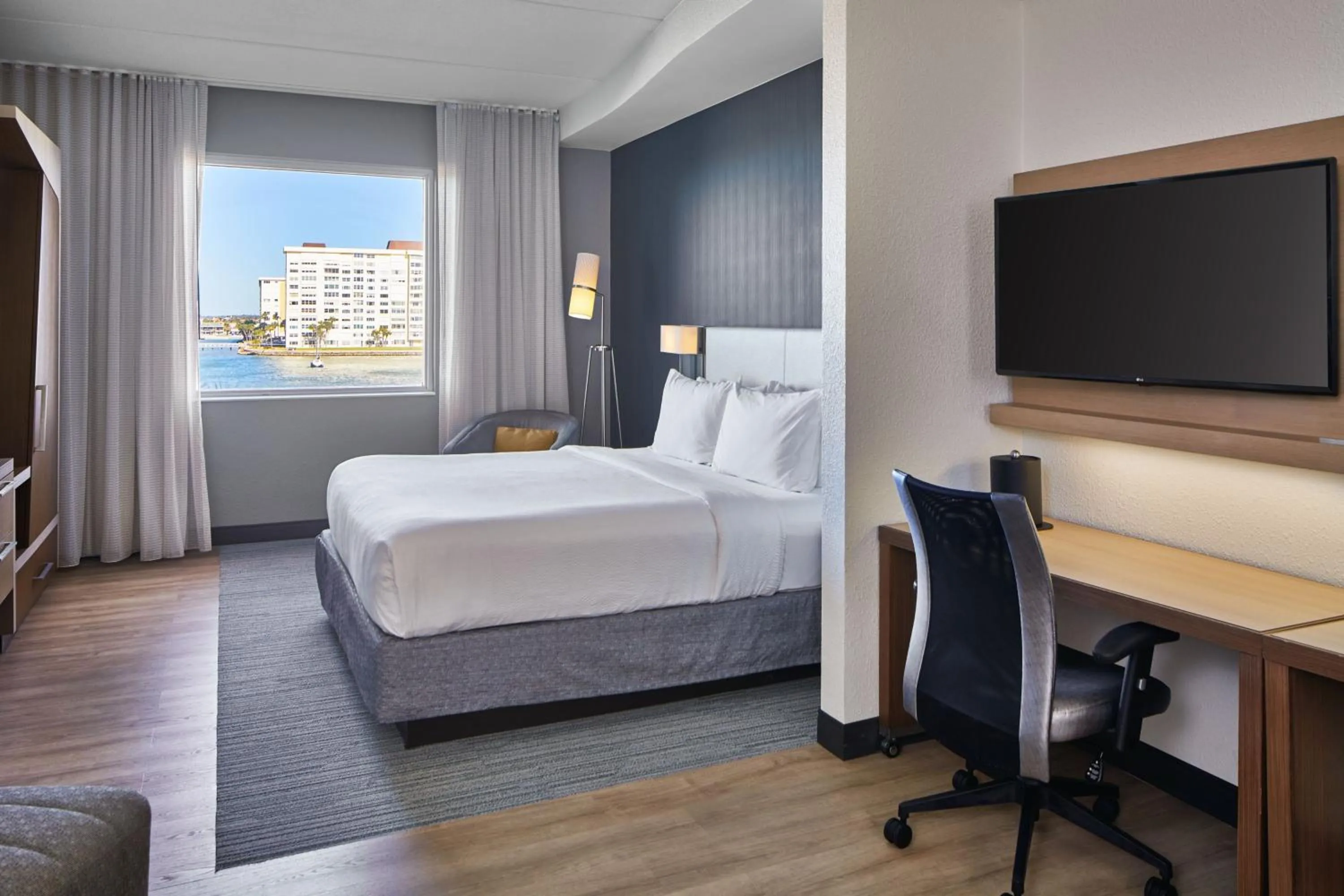 Photo of the whole room, Bed in Courtyard by Marriott St. Petersburg Clearwater/Madeira Beach