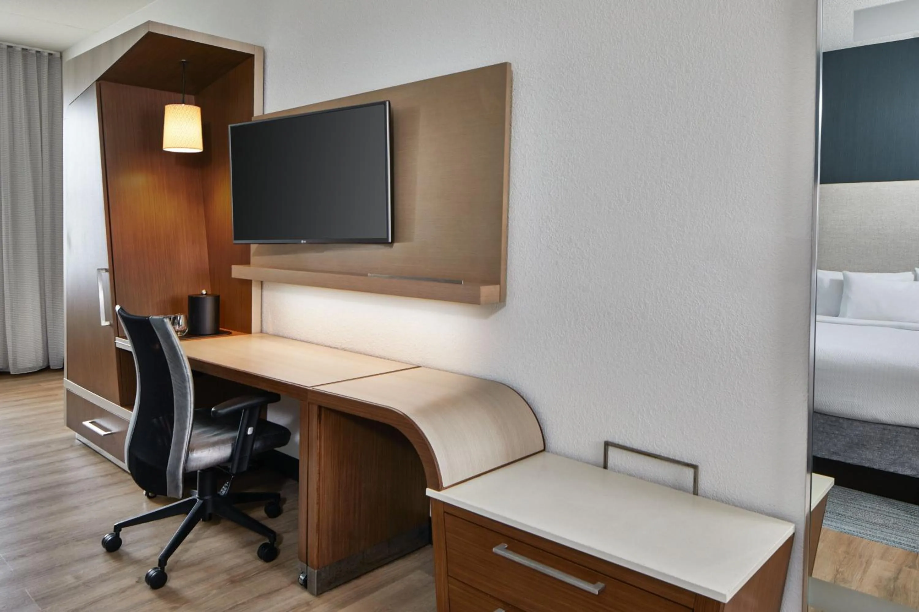 Photo of the whole room, Bed in Courtyard by Marriott St. Petersburg Clearwater/Madeira Beach