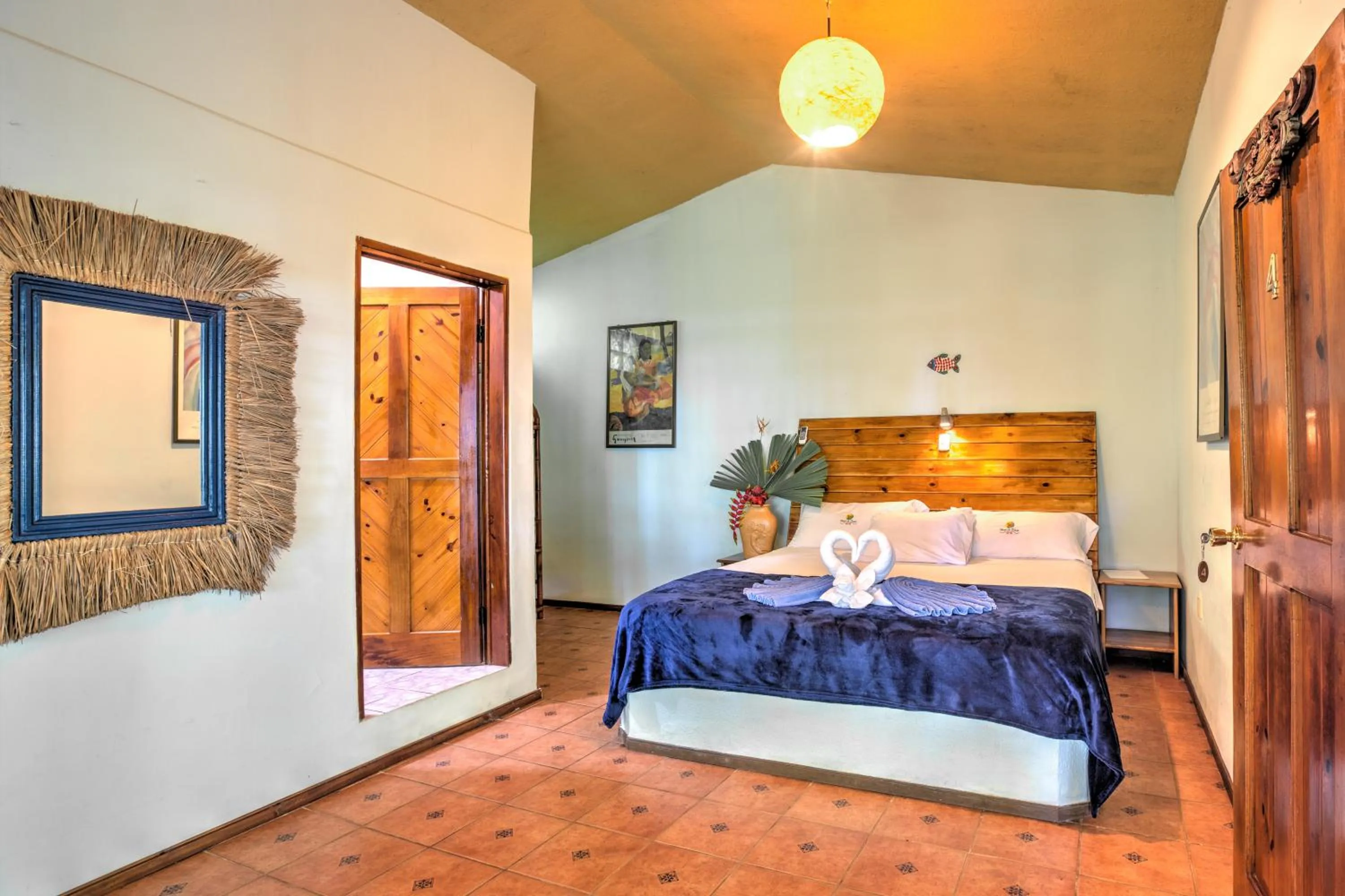 Photo of the whole room, Bed in La Diosa Nature Lodge