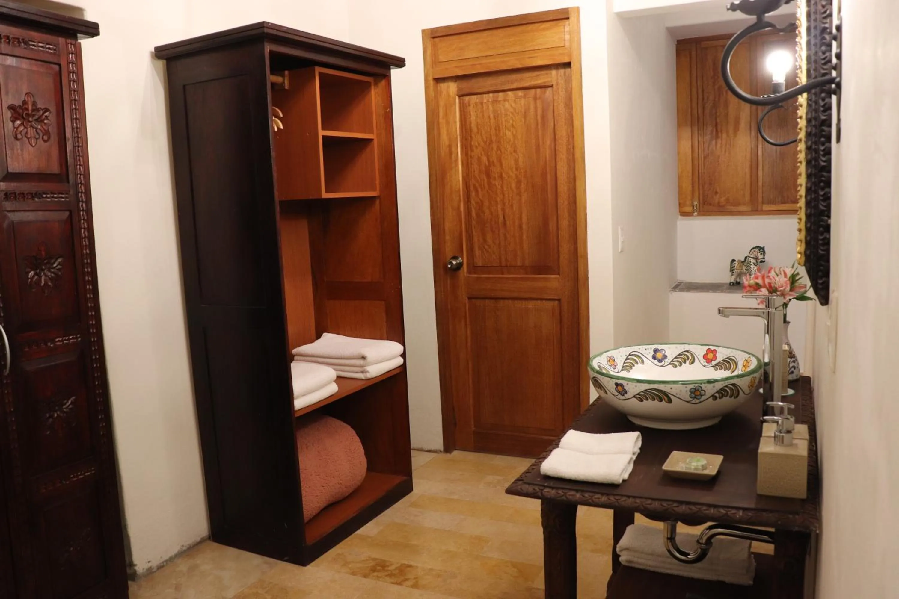 Shower, Bed in Palacio Manco Capac by Ananay Hotels