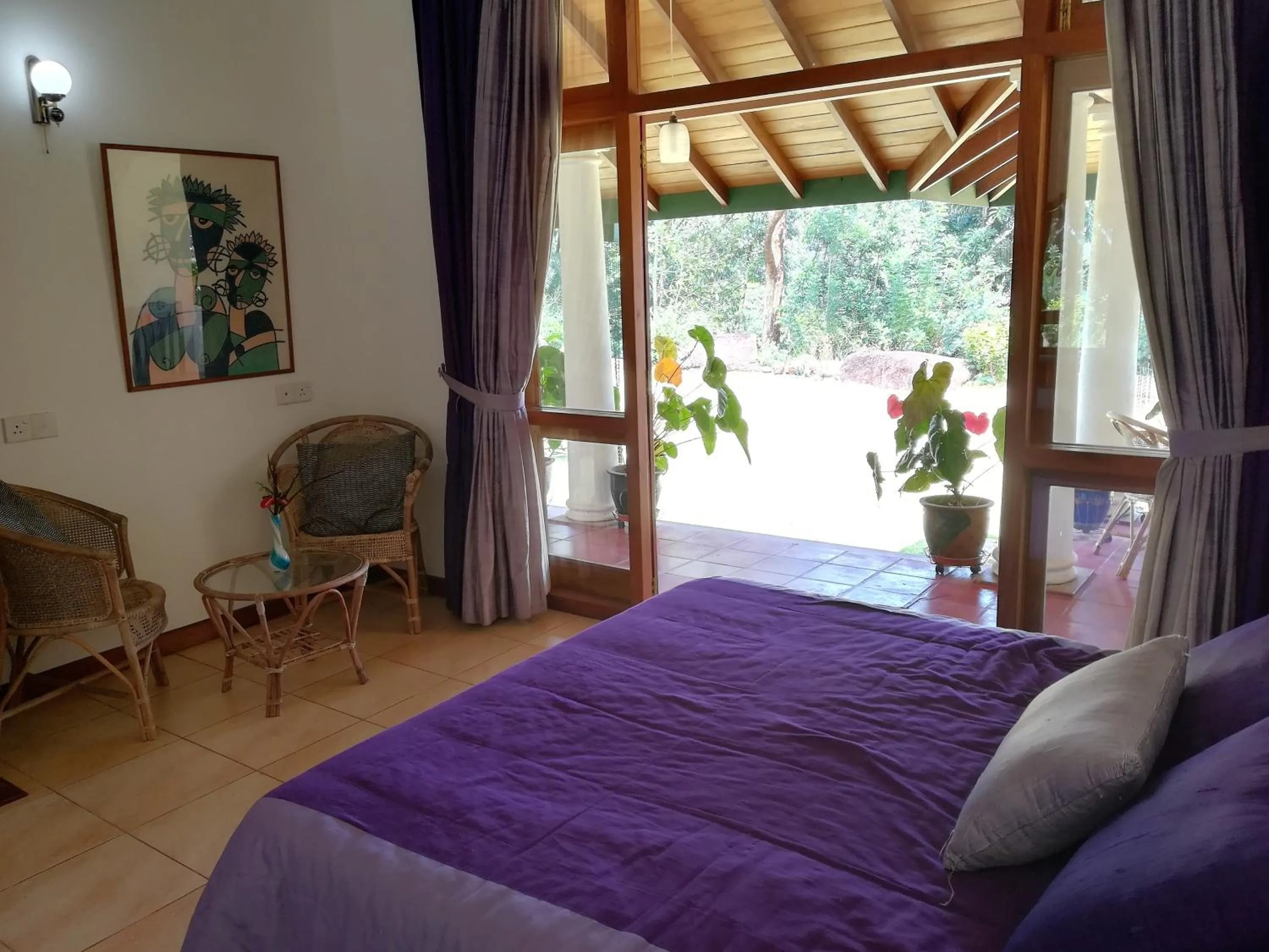 Photo of the whole room, Bed in Jungle Tide