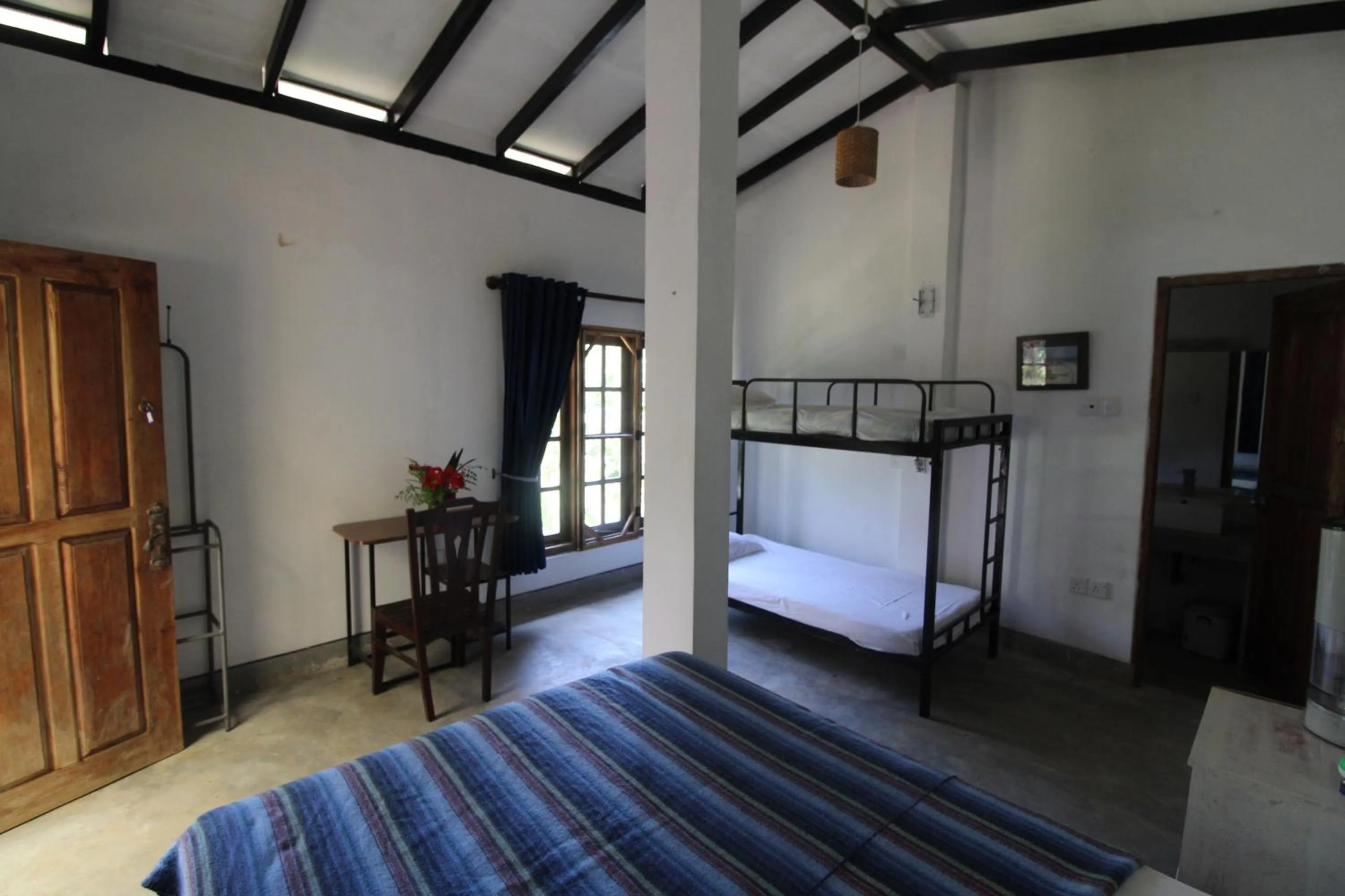 Photo of the whole room, Bed in Jungle Tide