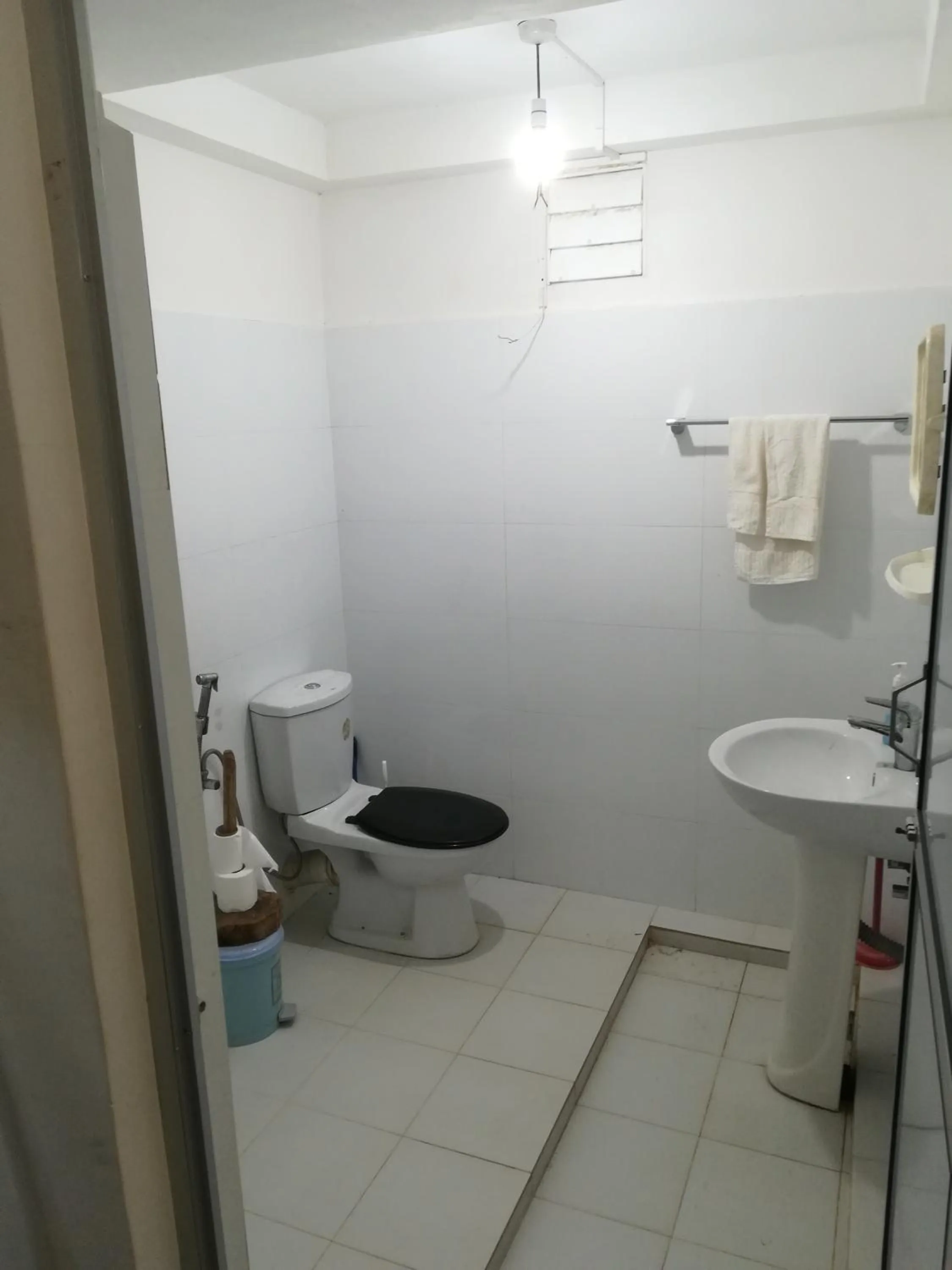 Bathroom in Jungle Tide