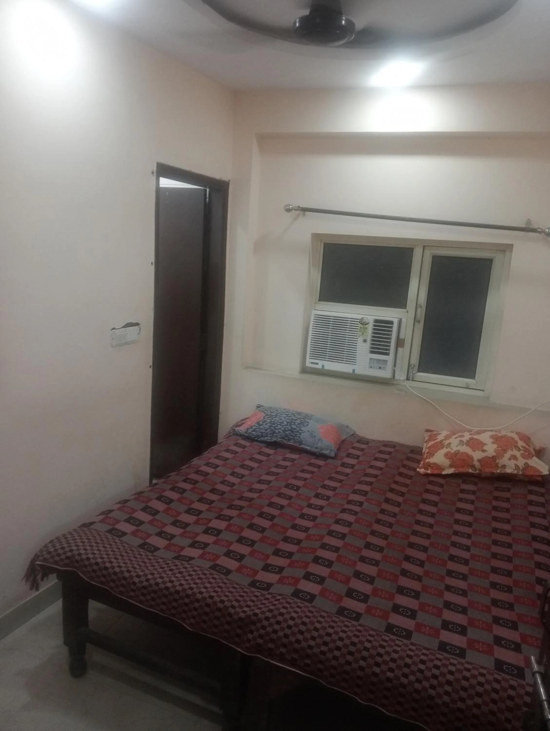 Single Room with Private Bathroom - single occupancy in Ever Green Guest House Travel & PG デリー日本 人 宿