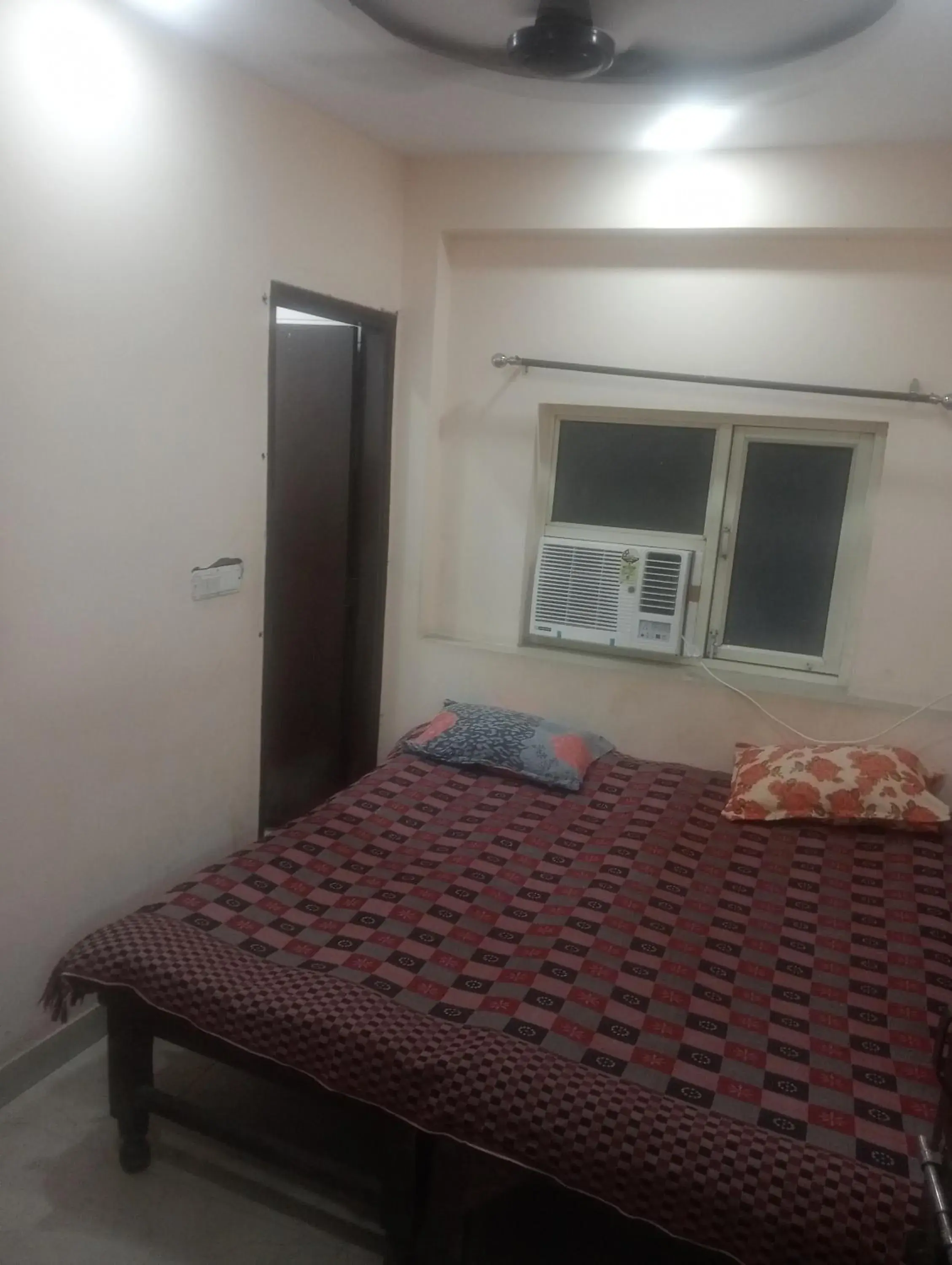 Single Room with Private Bathroom - single occupancy in Ever Green Guest House Travel & PG デリー日本 人 宿 Single Room with Private Bathroom - single occupancy in Ever Green Guest House Travel & PG デリー日本 人 宿