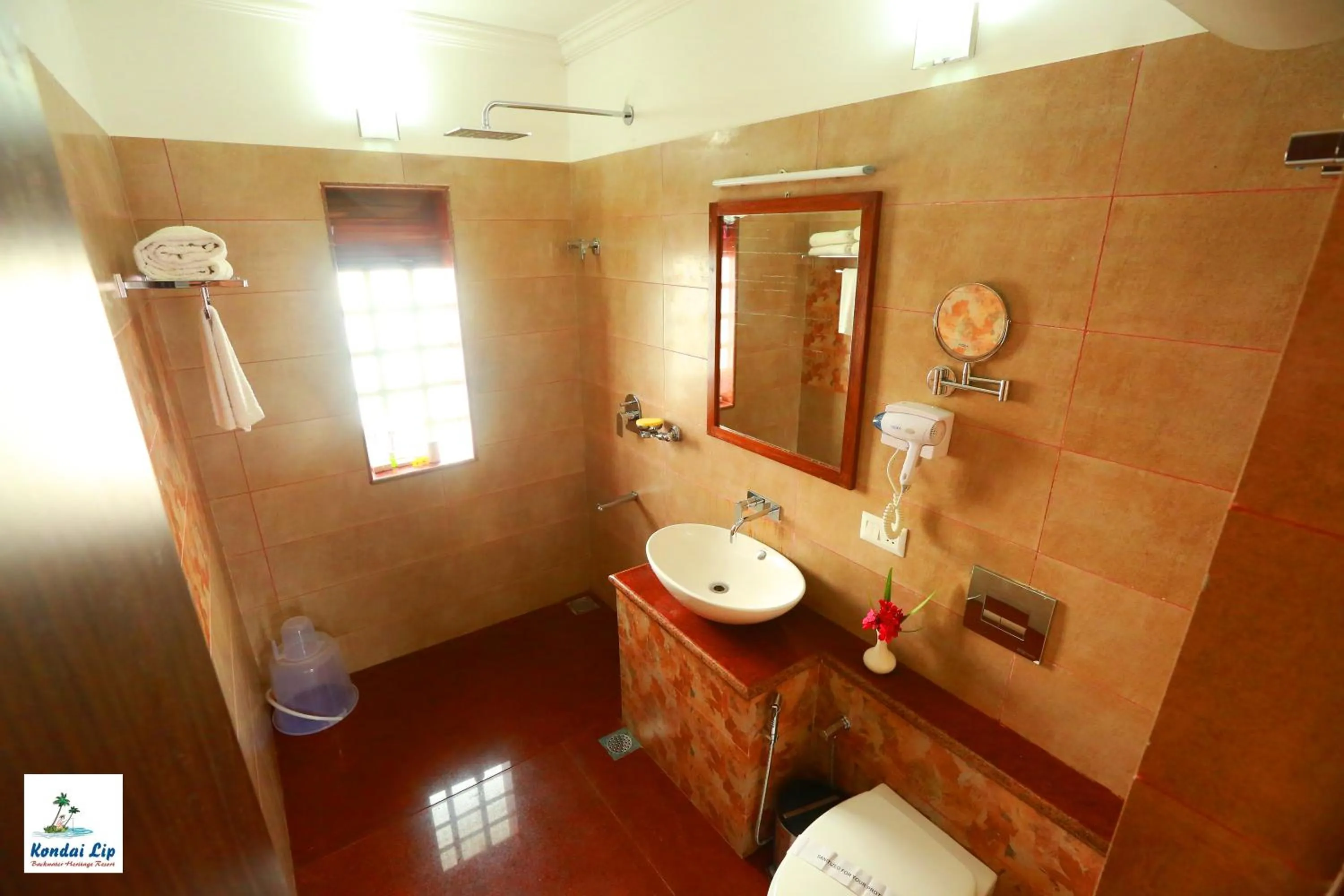 Bathroom in Kondai Lip Backwater Heritage Resort