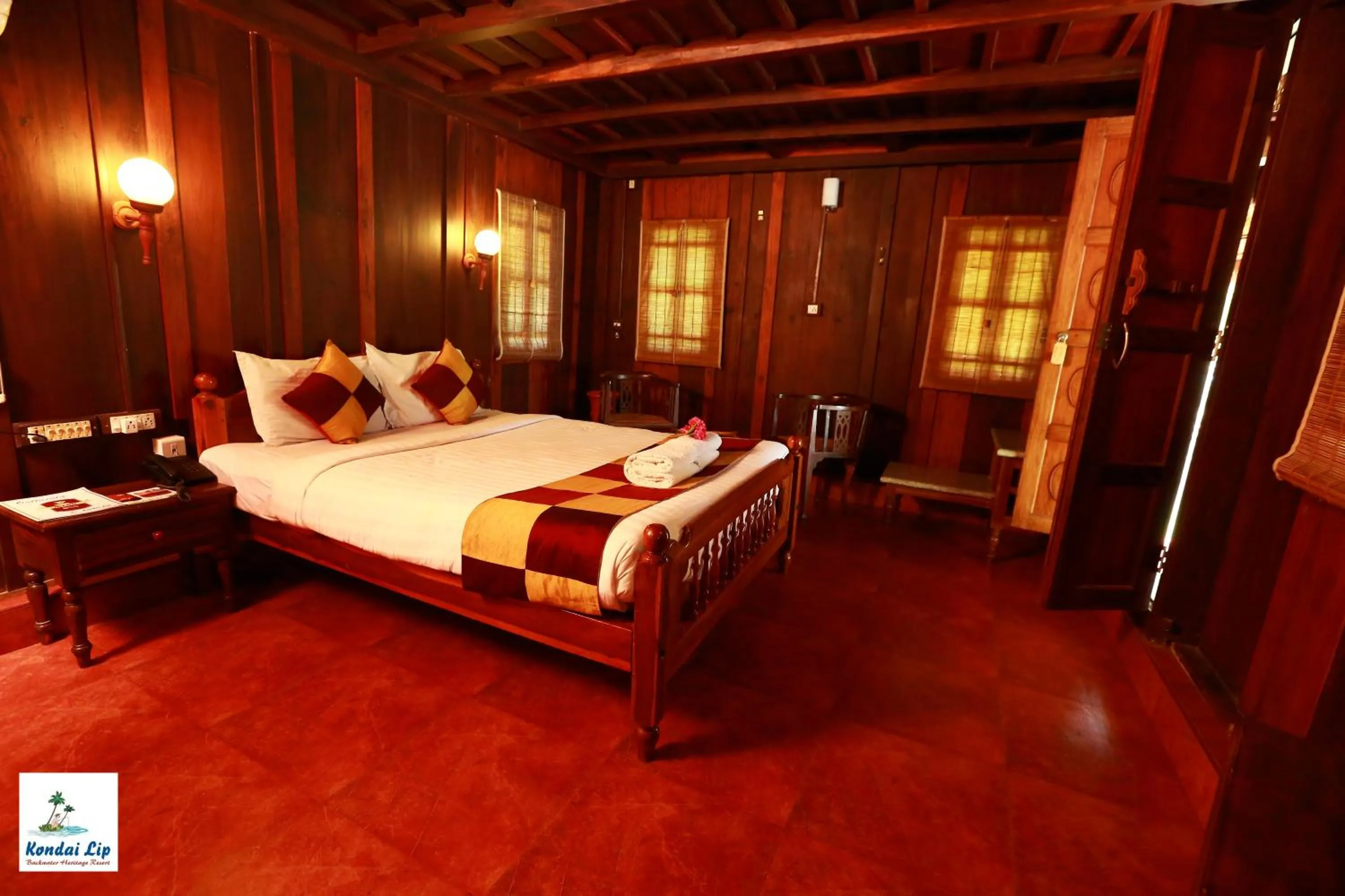 Bed in Kondai Lip Backwater Heritage Resort