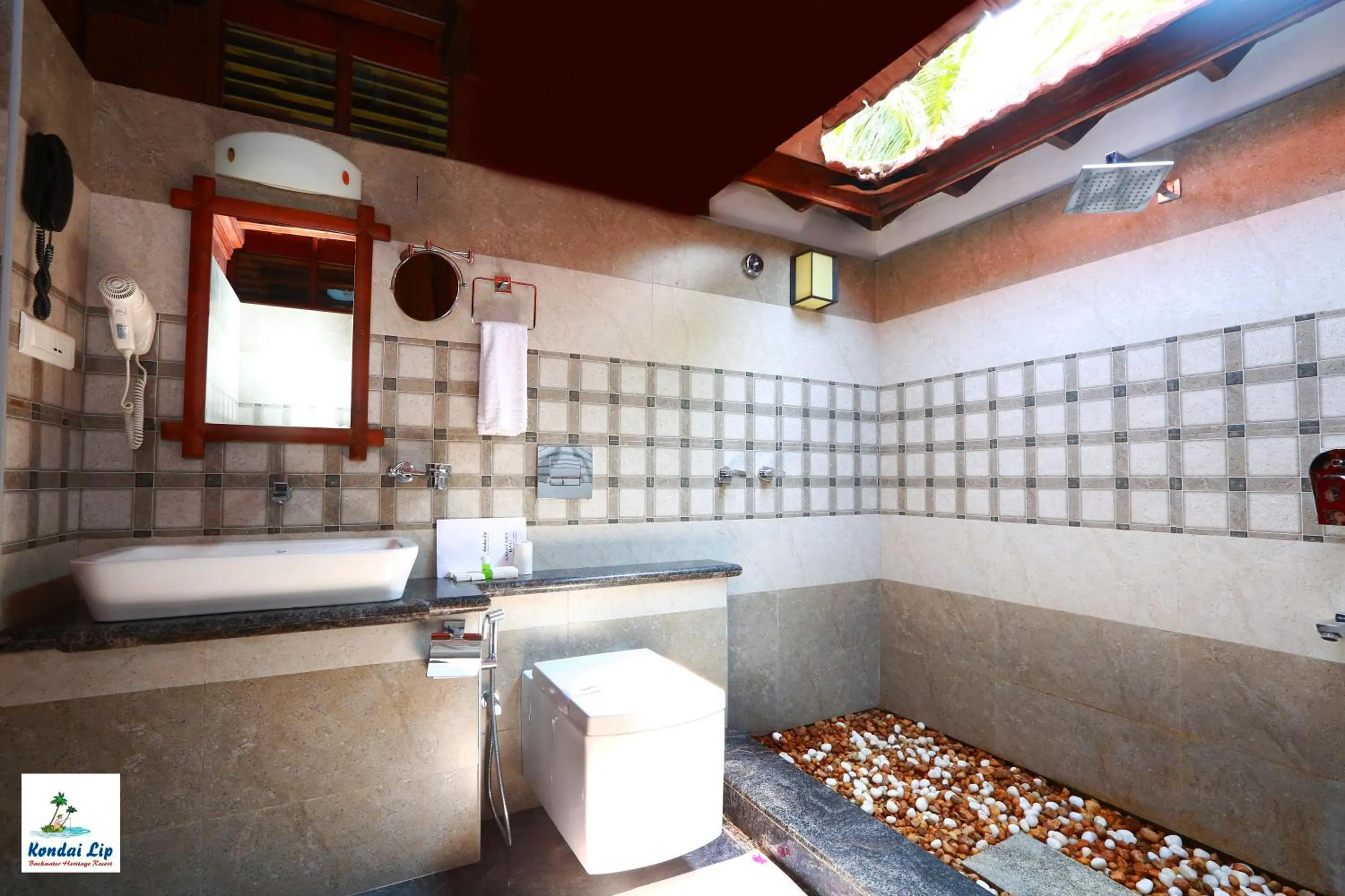 Bathroom in Kondai Lip Backwater Heritage Resort