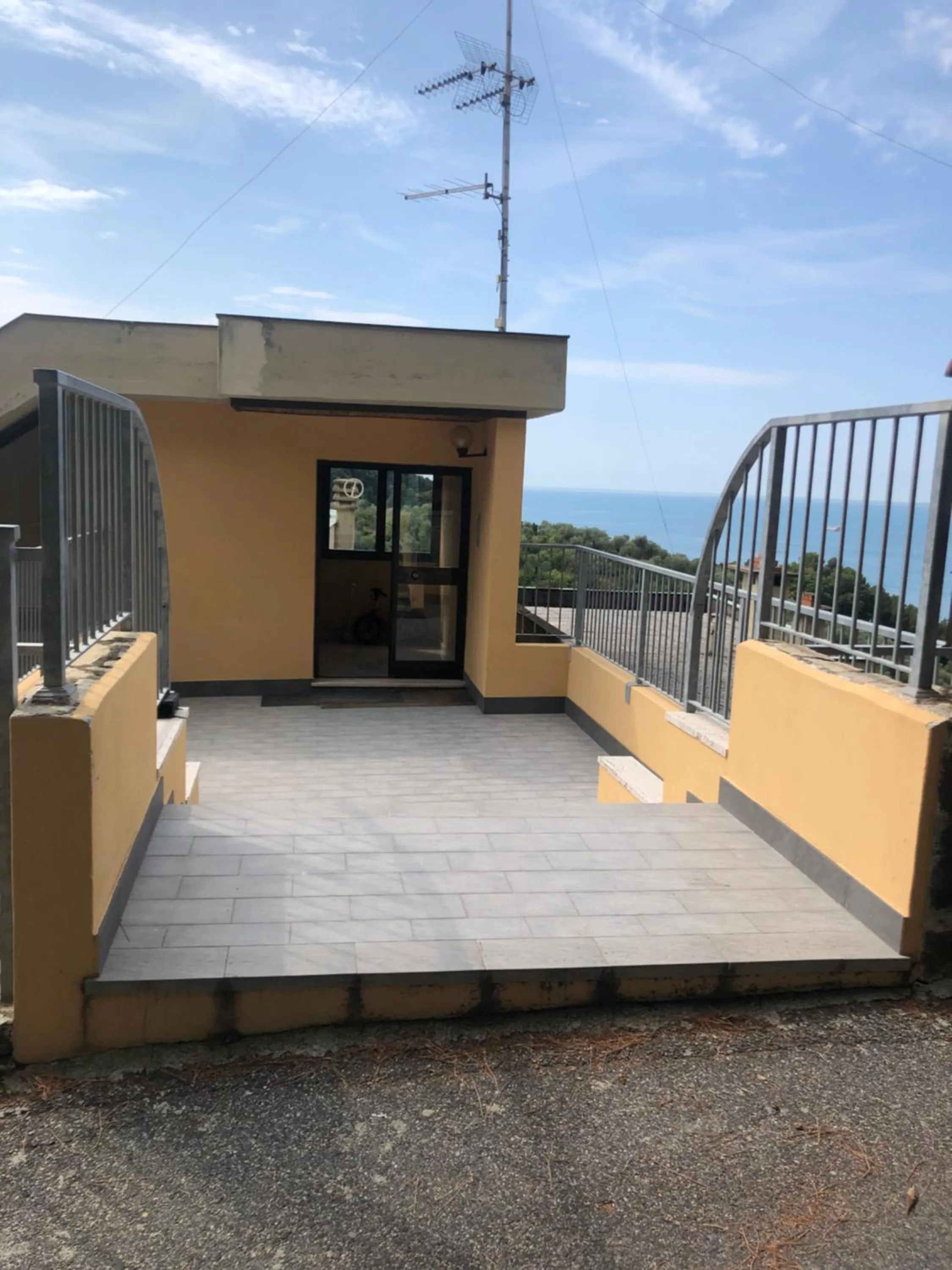 Facade/entrance in Eco del Silenzio