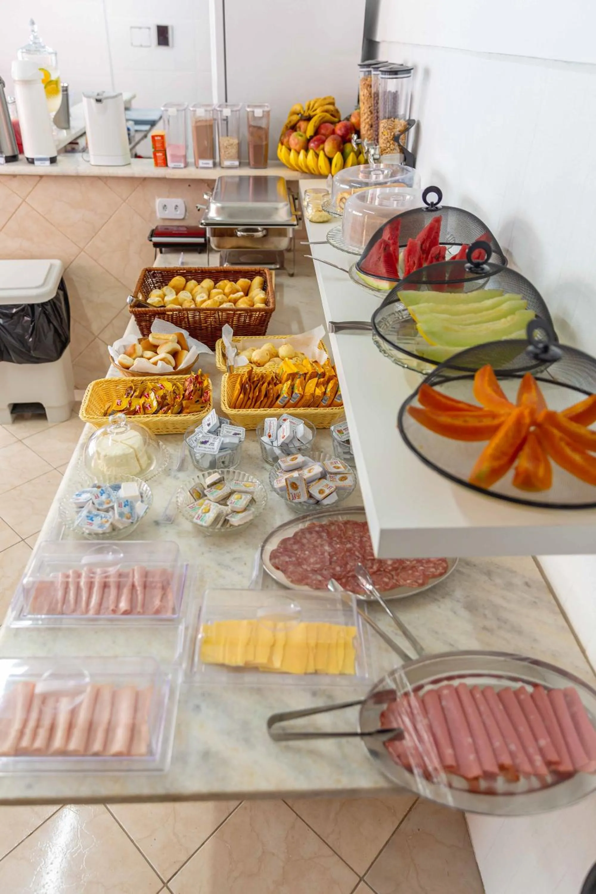 Buffet breakfast in Pousada Sol da Enseada Guarujá Inn - Piscina Aquecida