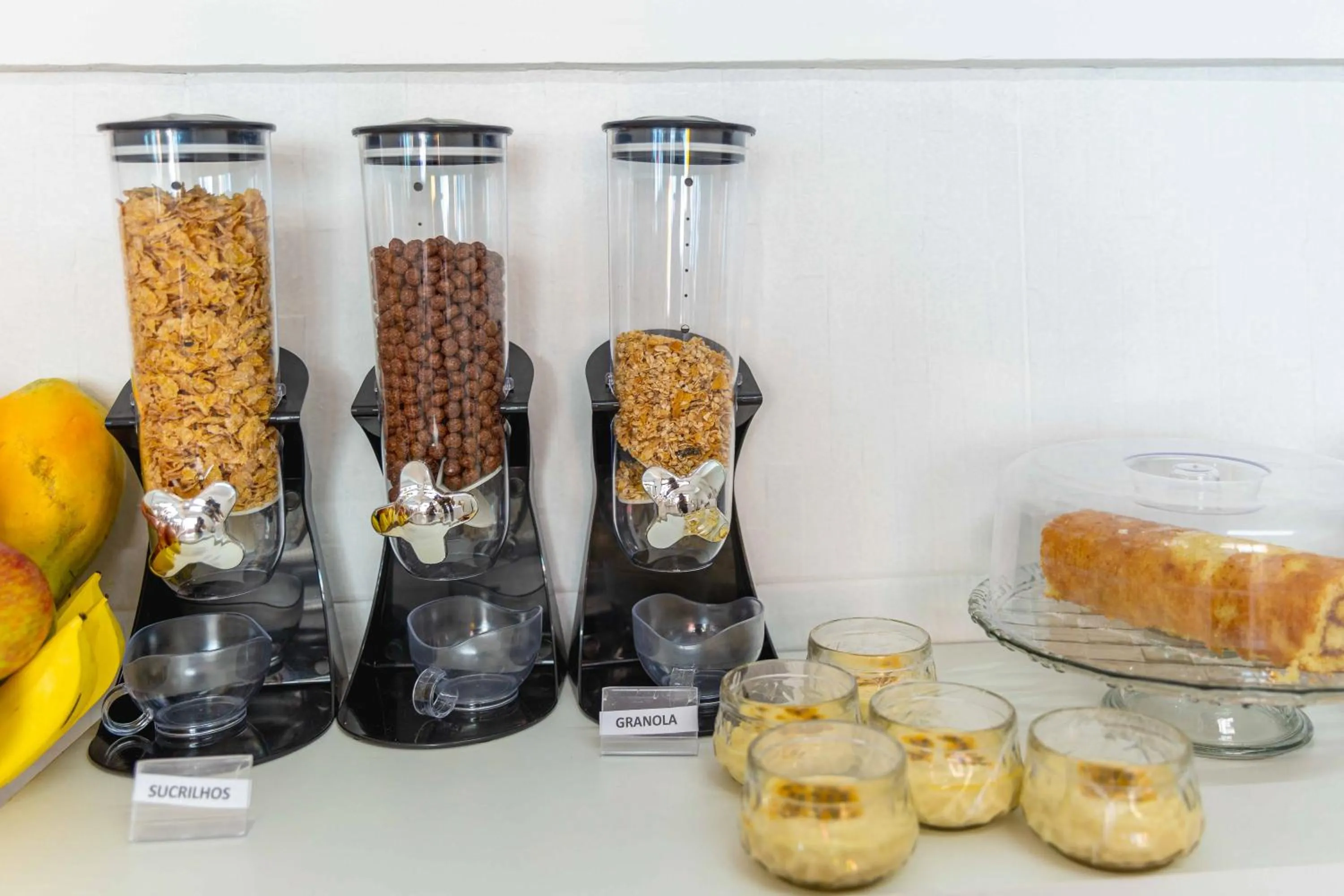 Buffet breakfast in Pousada Sol da Enseada Guarujá Inn - Piscina Aquecida