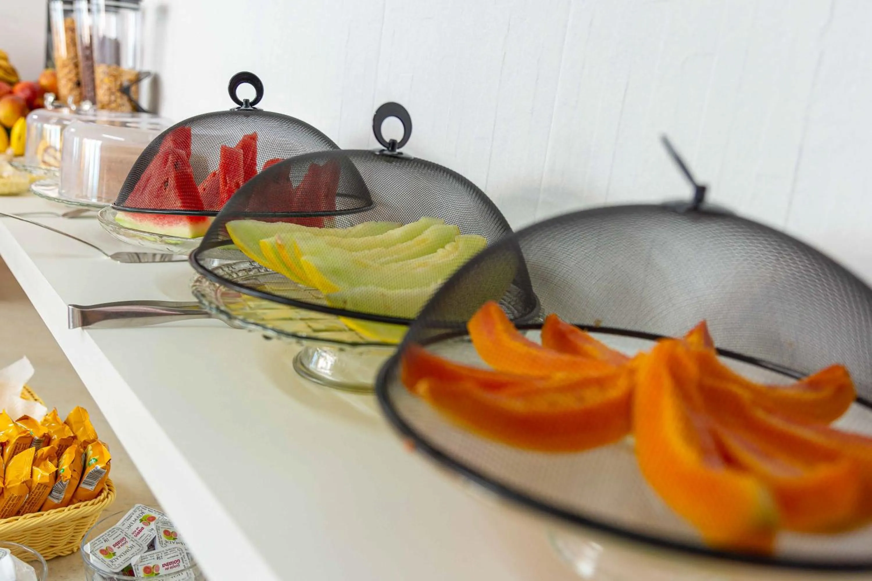 Buffet breakfast in Pousada Sol da Enseada Guarujá Inn - Piscina Aquecida