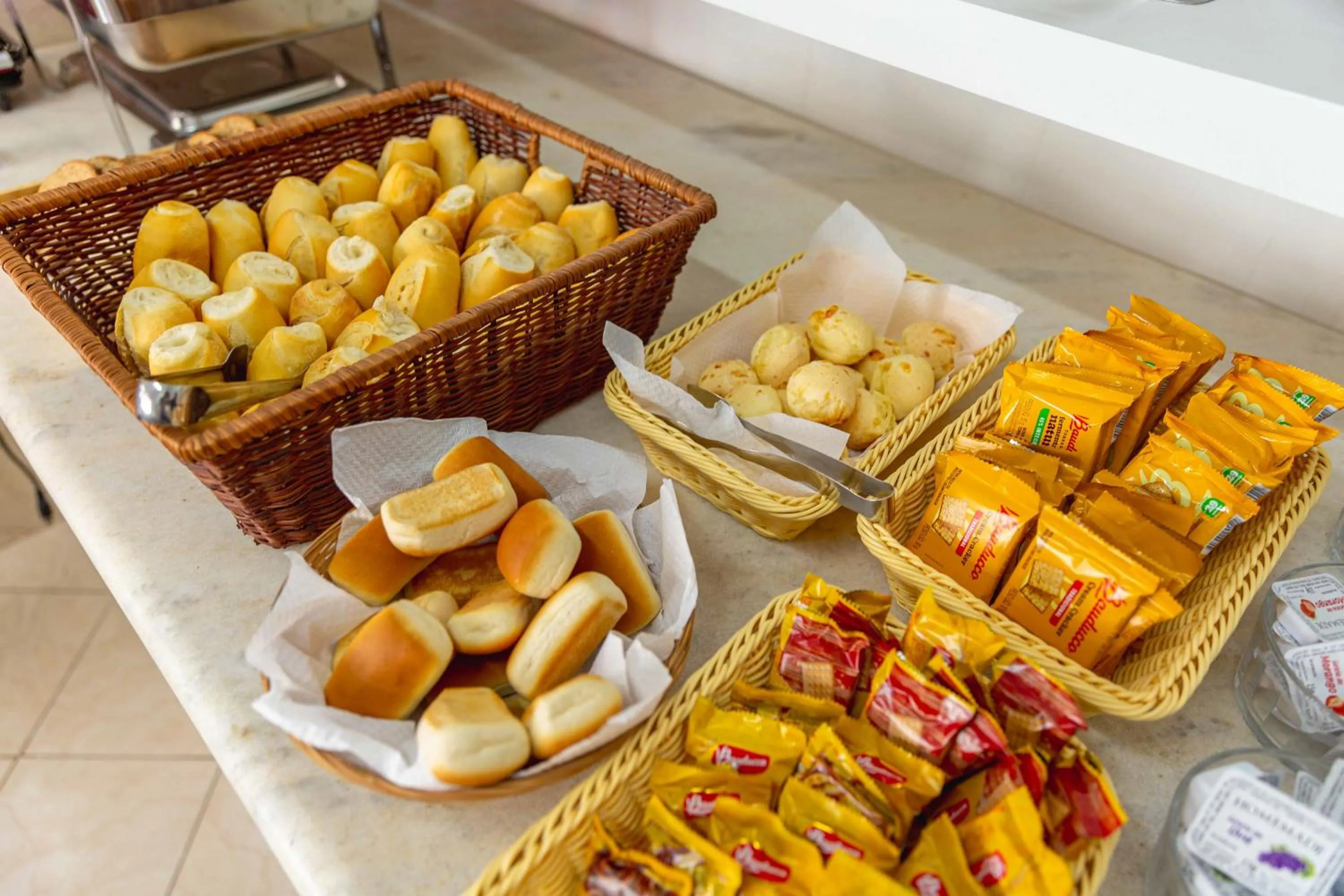 Buffet breakfast in Pousada Sol da Enseada Guarujá Inn - Piscina Aquecida