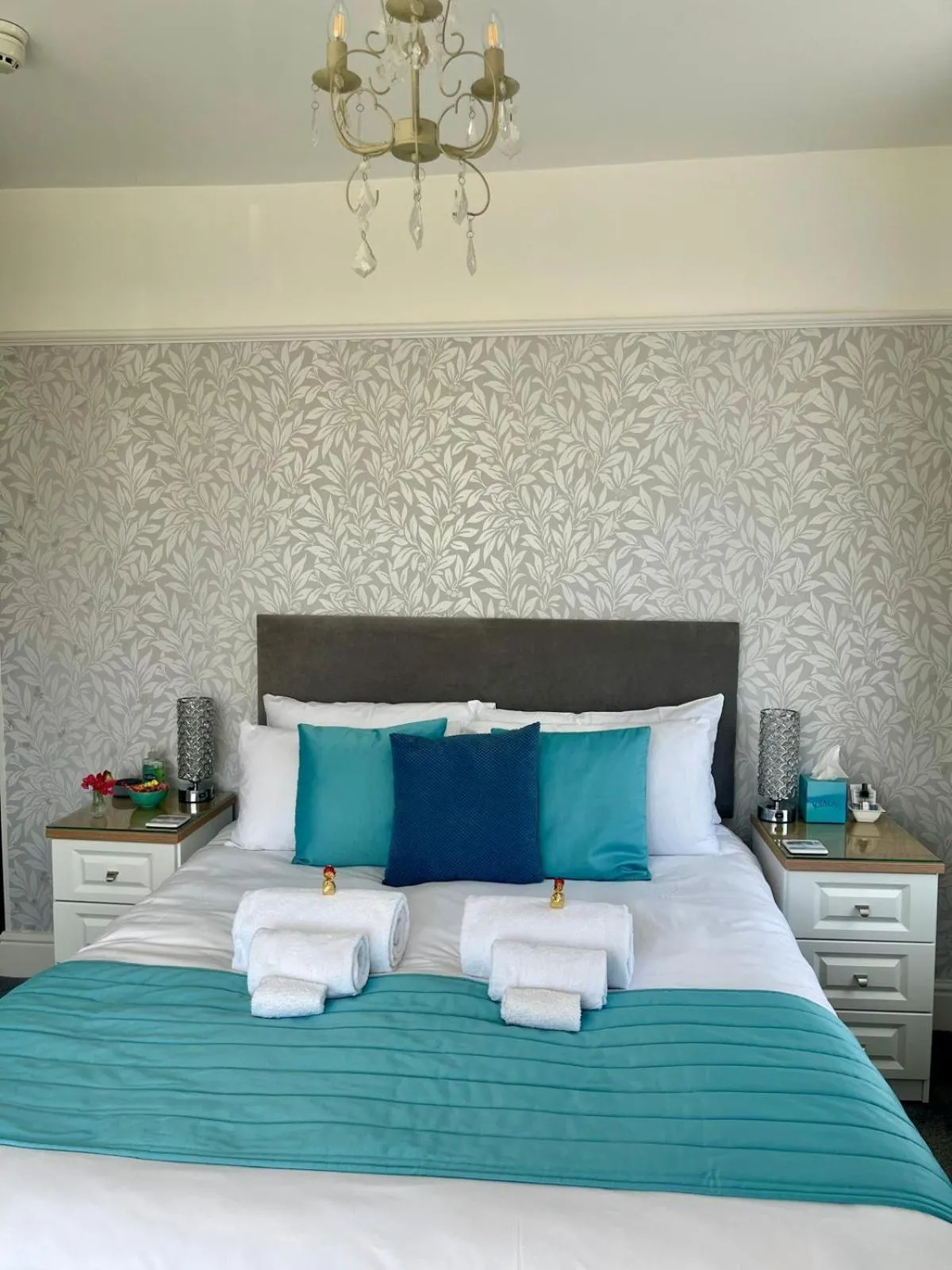 King Room with Garden View - single occupancy in Bentley Lodge