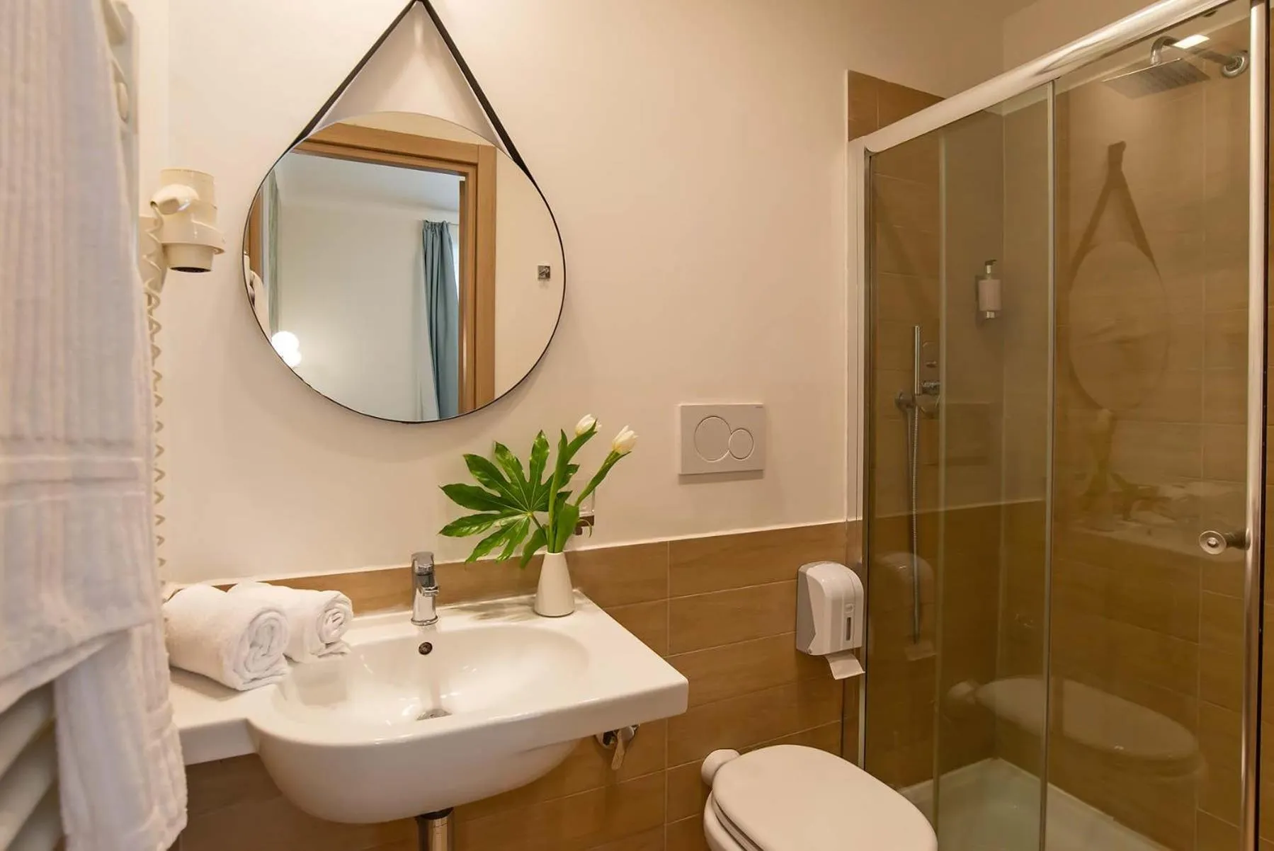 Shower in 94Rooms Vatican Guest House - Vigliena