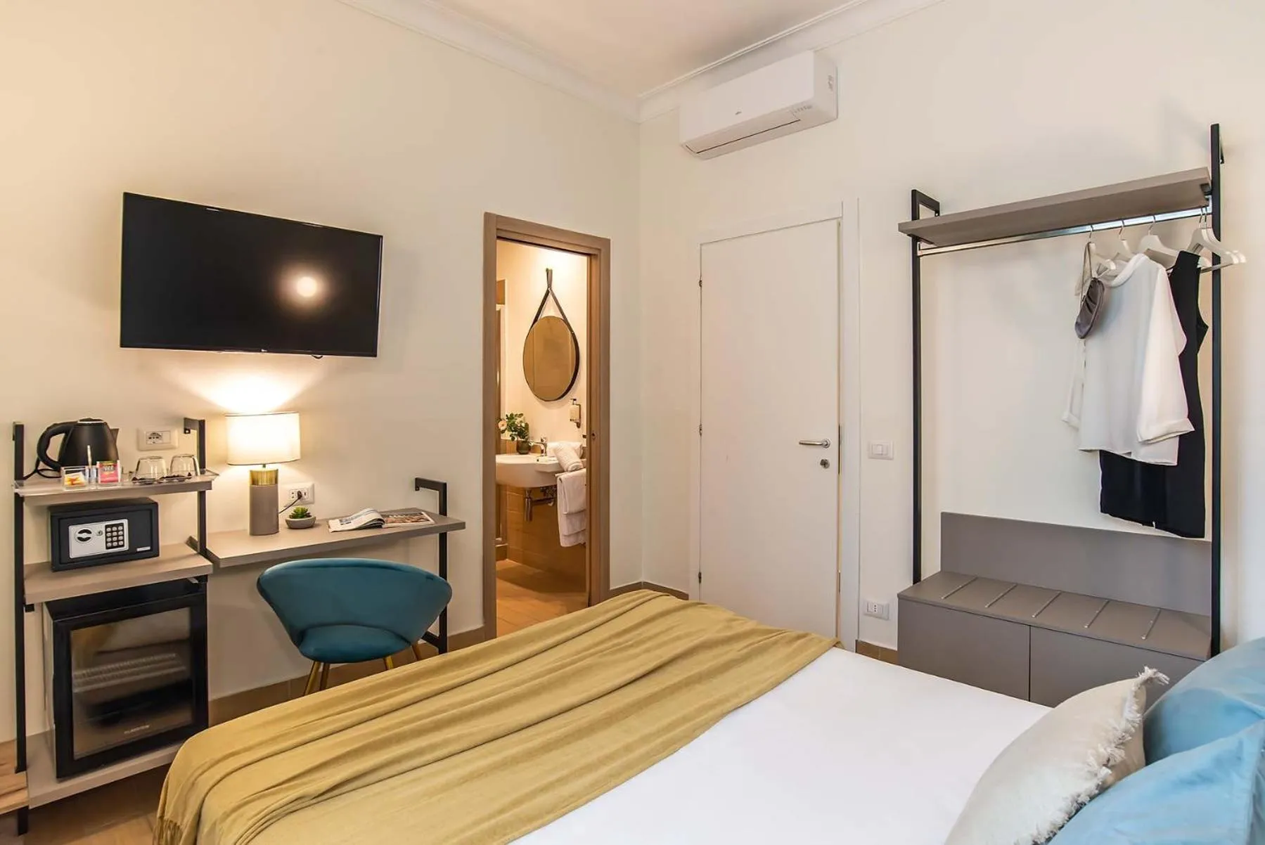 TV and multimedia, Bed in 94Rooms Vatican Guest House - Vigliena