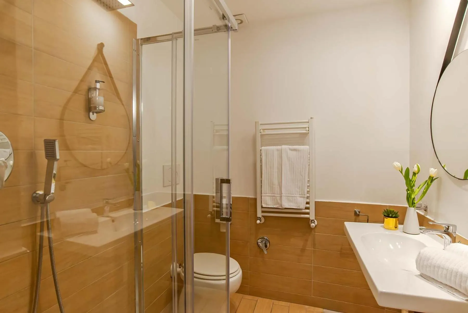 Shower in 94Rooms Vatican Guest House - Vigliena