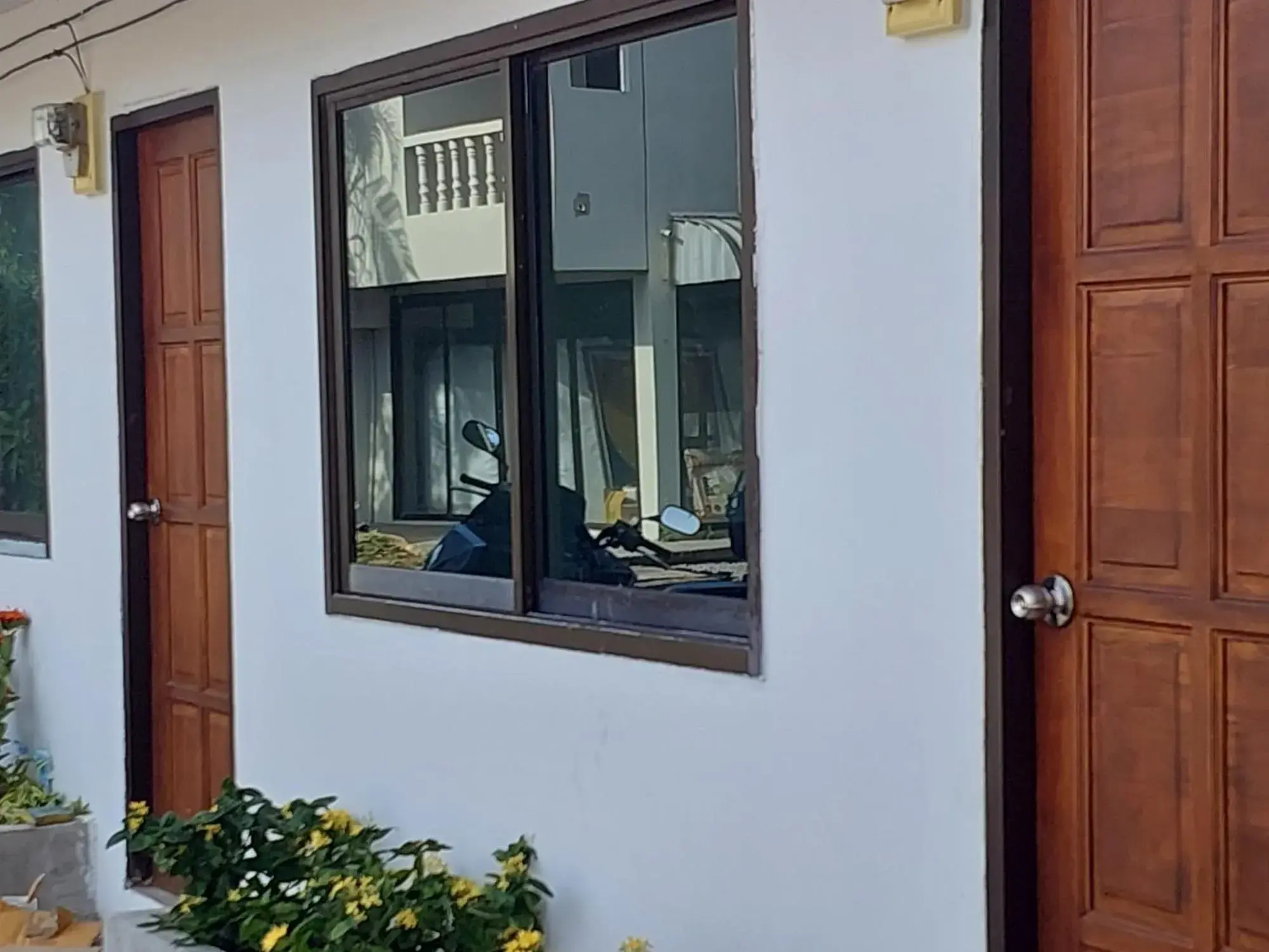 Property building in New Breakers Hotel Rawai Property building in New Breakers Hotel Rawai