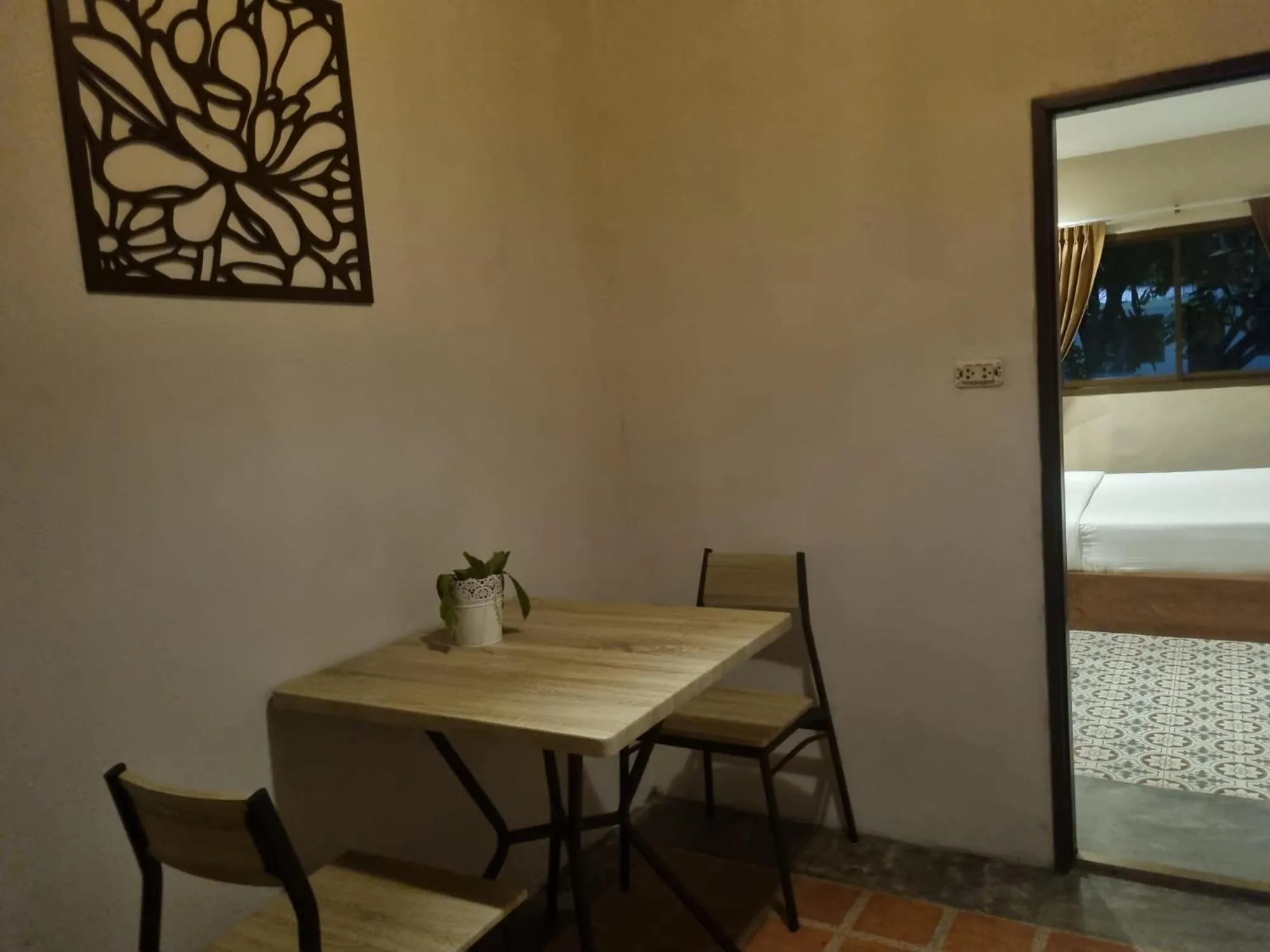 Dining area, Bed in New Breakers Hotel Rawai