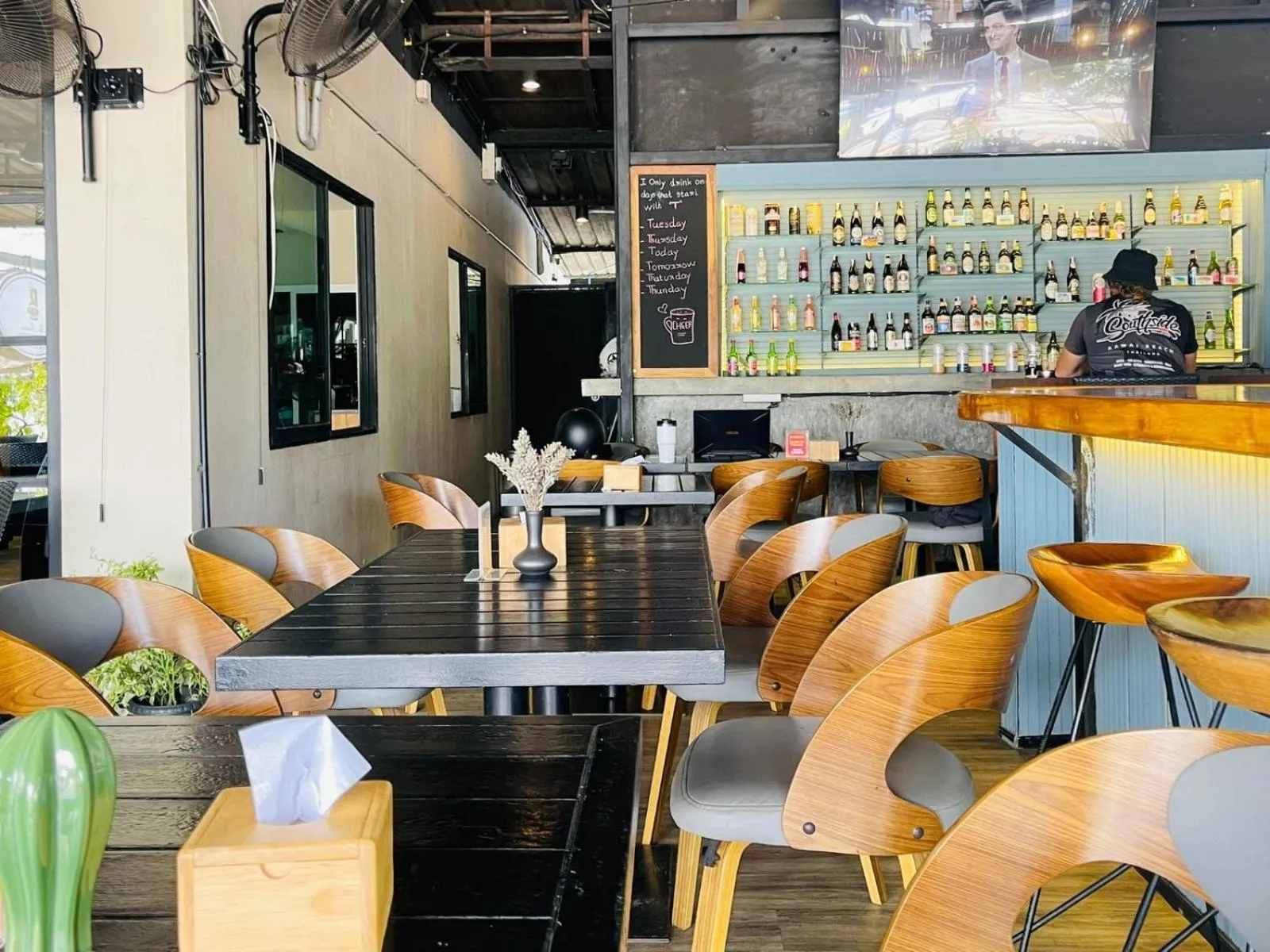 Restaurant/places to eat in New Breakers Hotel Rawai