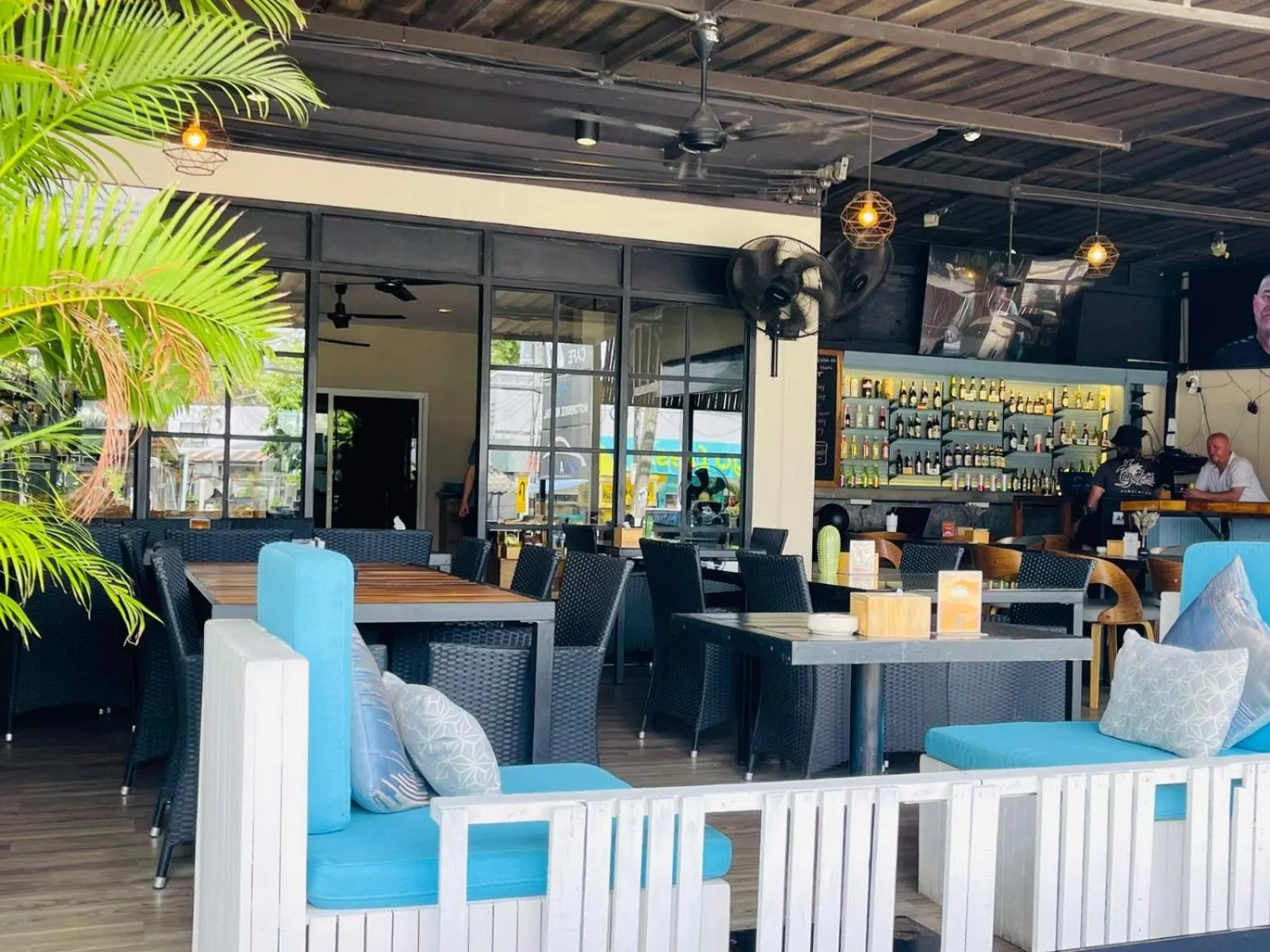 Restaurant/places to eat in New Breakers Hotel Rawai