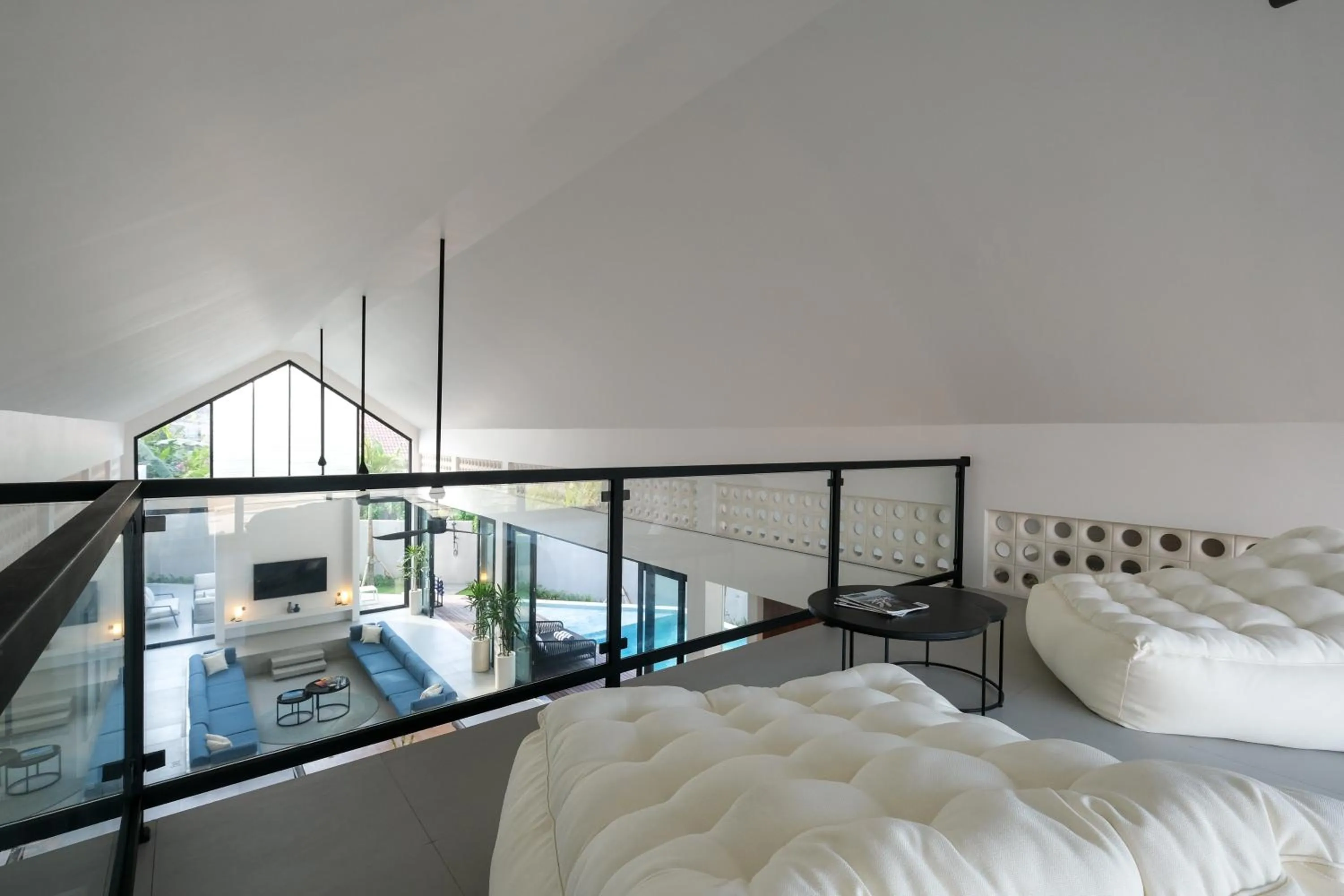 Seating area, Bed in Bingin Breeze