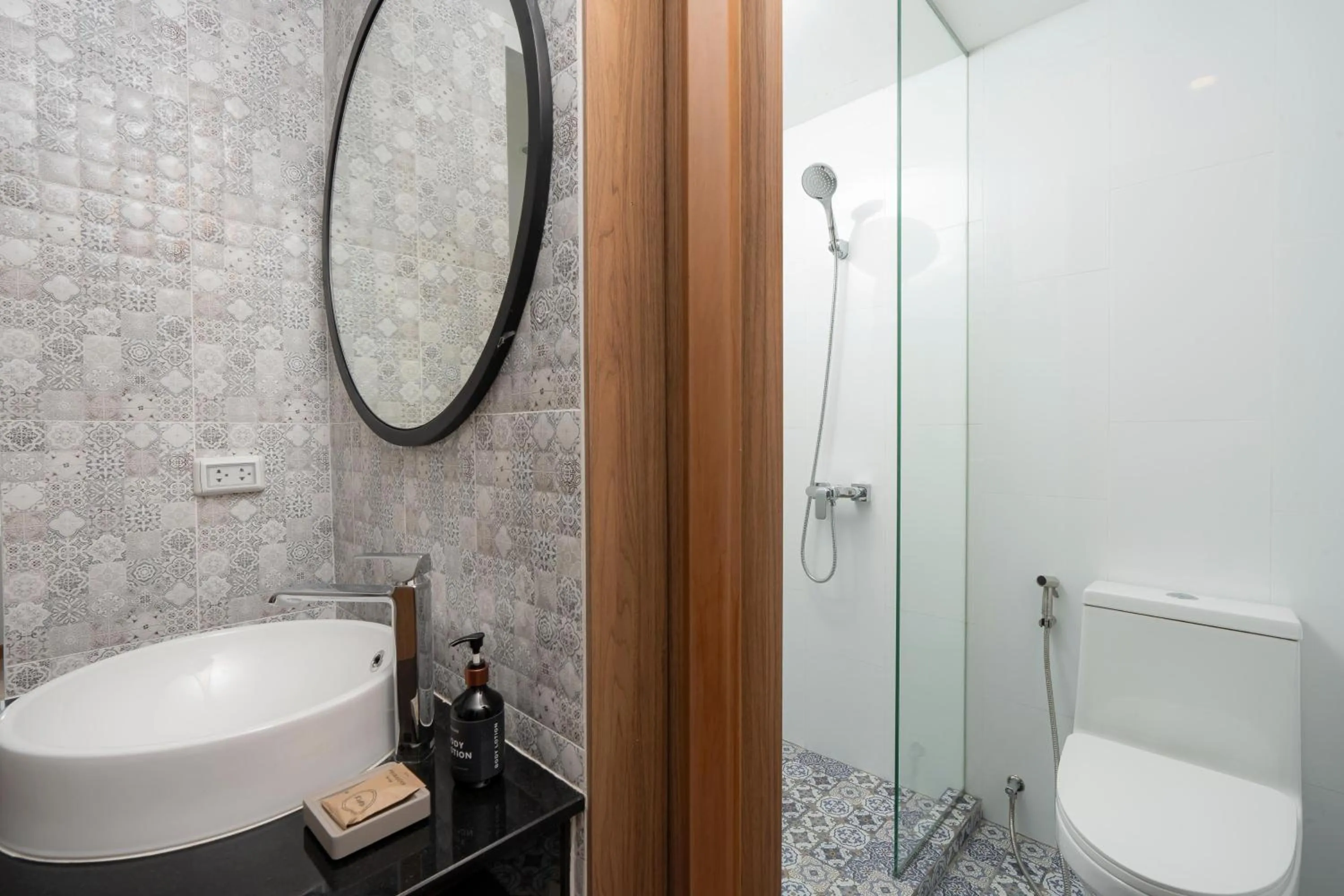 Shower in Pranakorn Heritage Hotel