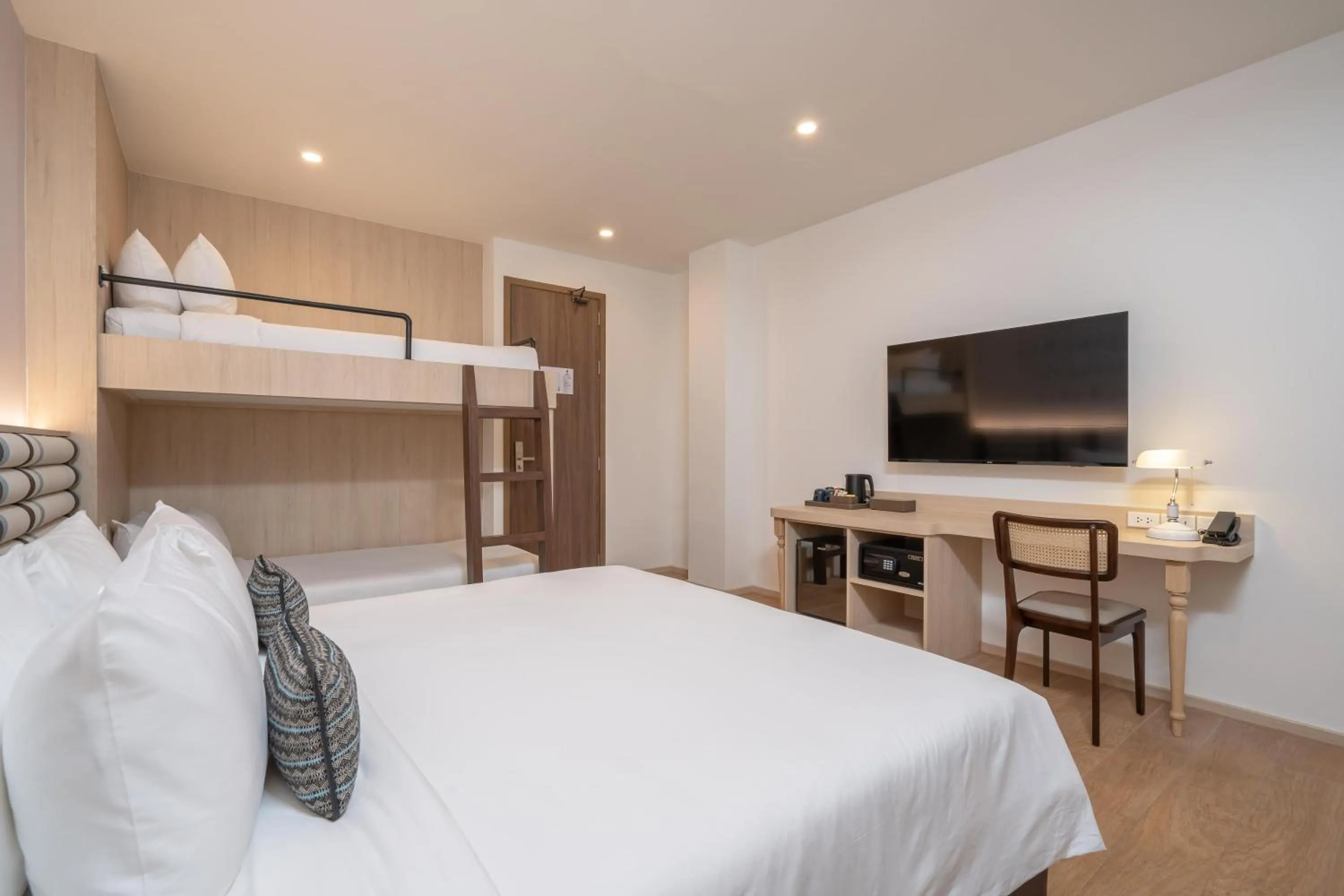 Bed in Pranakorn Heritage Hotel