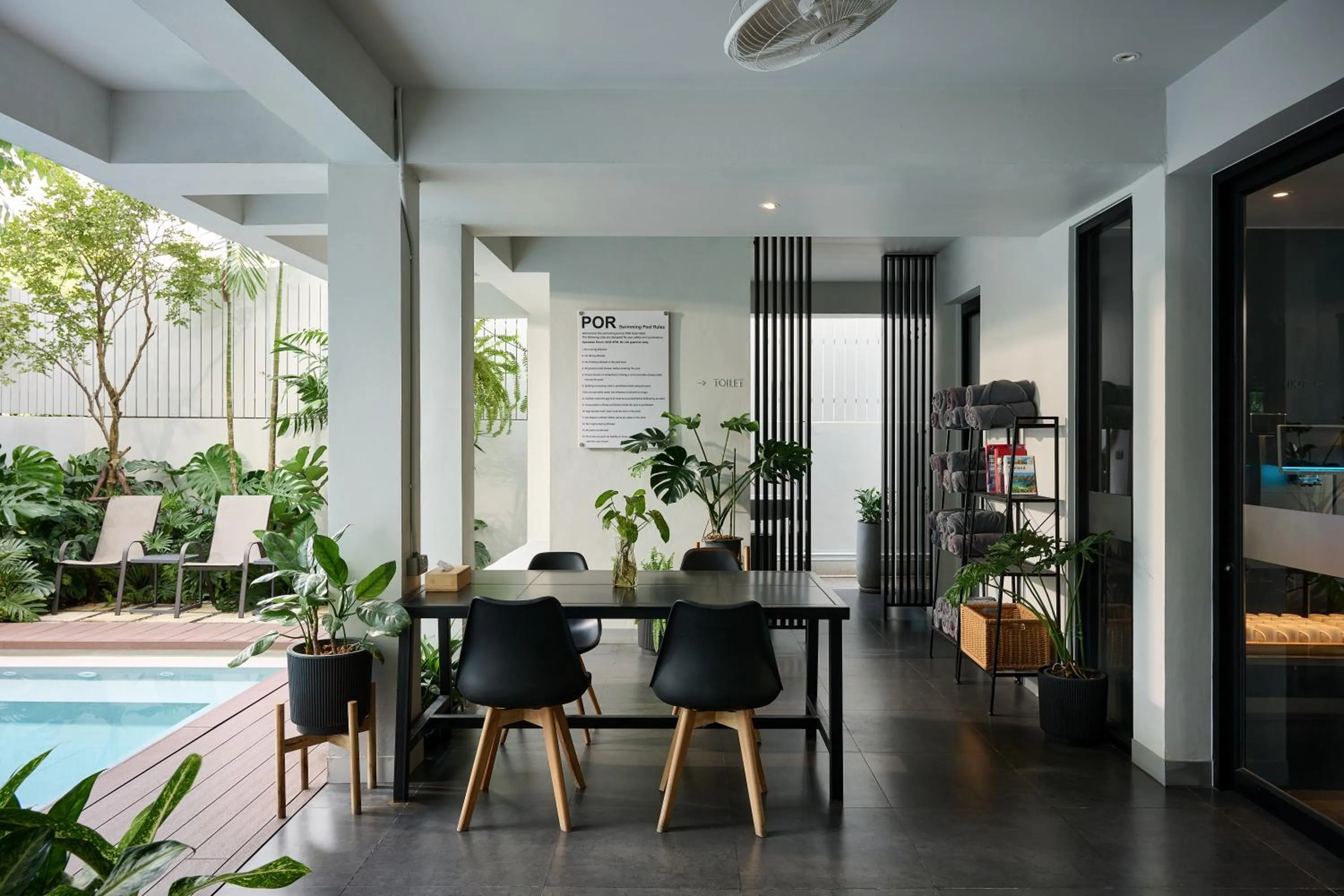 Dining area in POR Arak