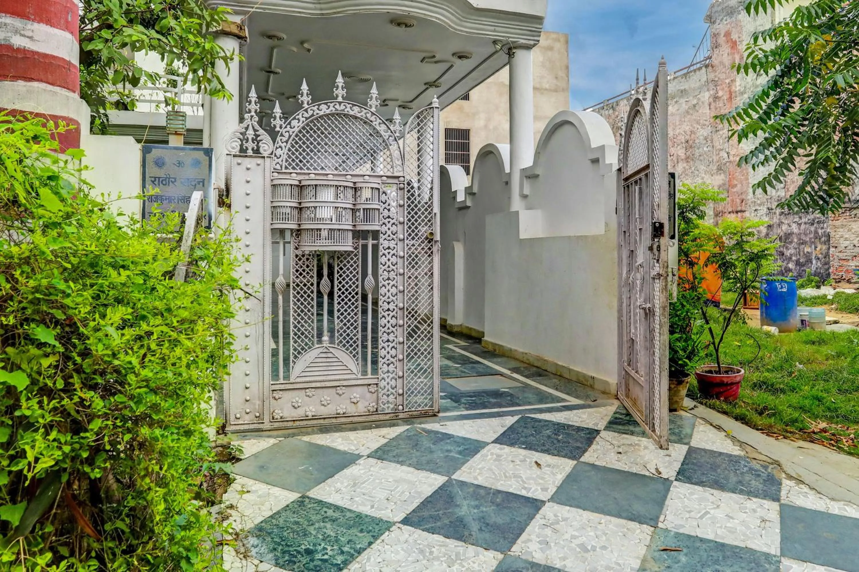 Facade/entrance in OYO Flagship Rathour Palace