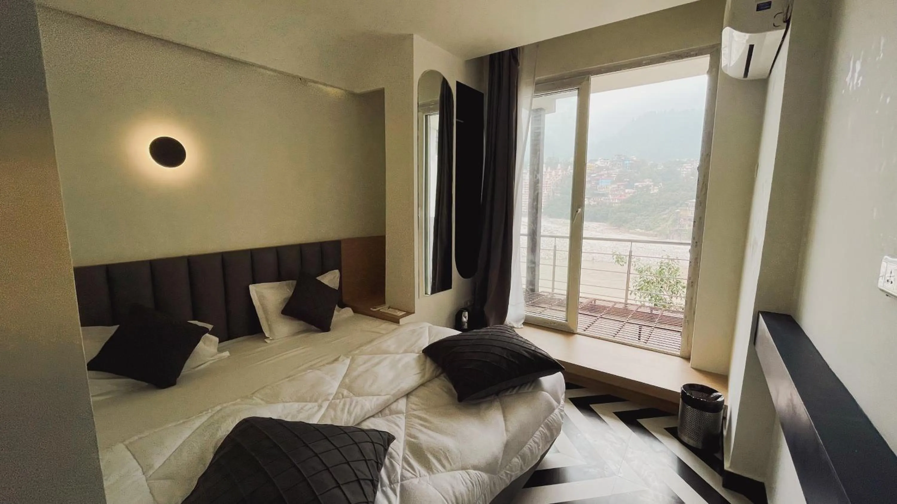 Bed in Joey's By The Ganges