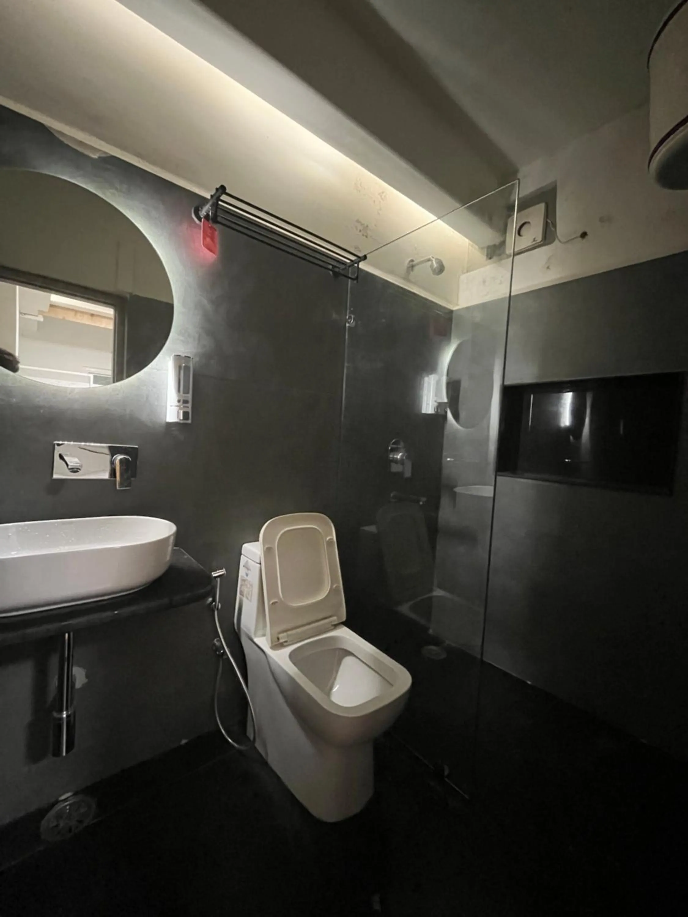 Toilet in Joey's By The Ganges