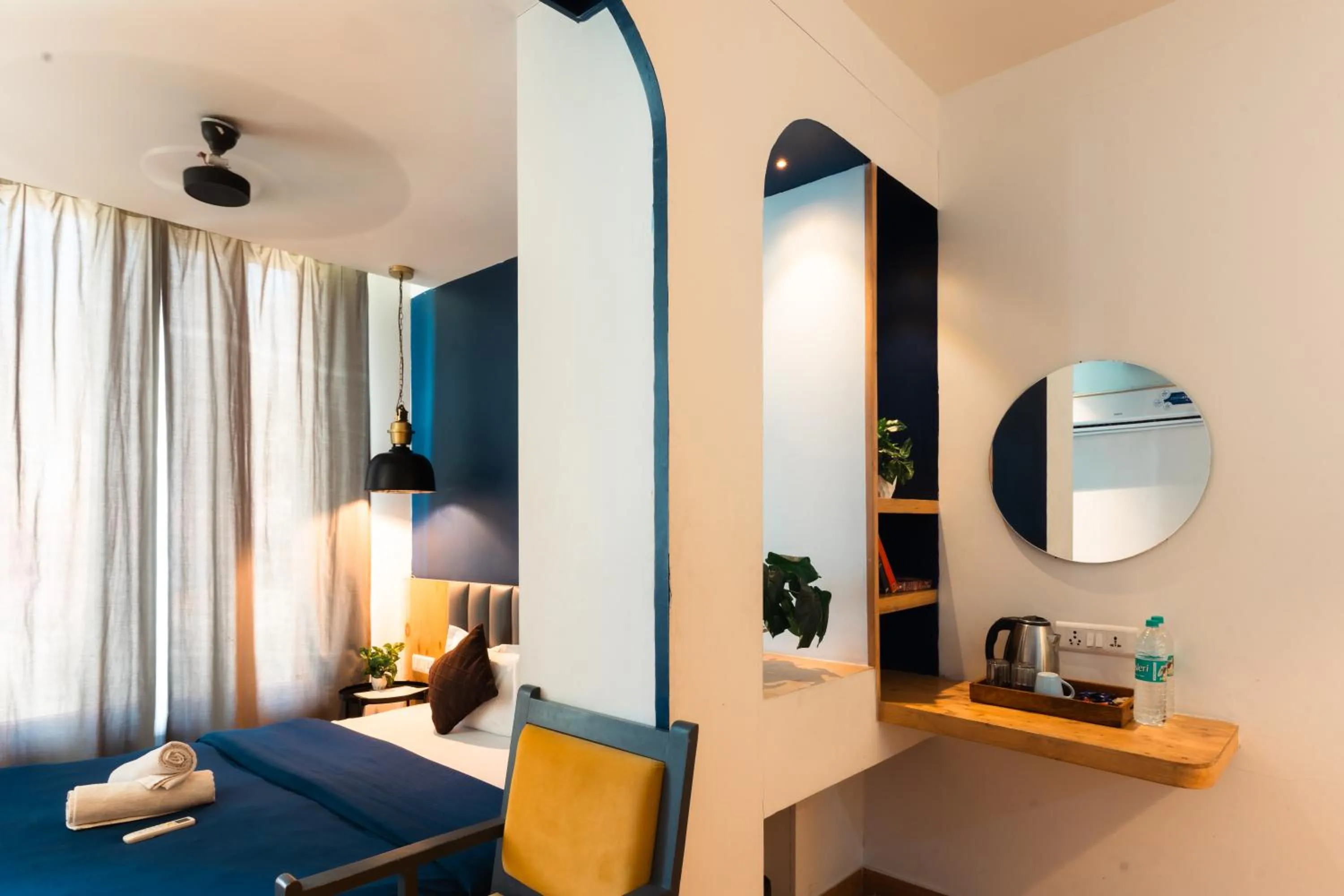 Living room, Bed in Joey's By The Ganges