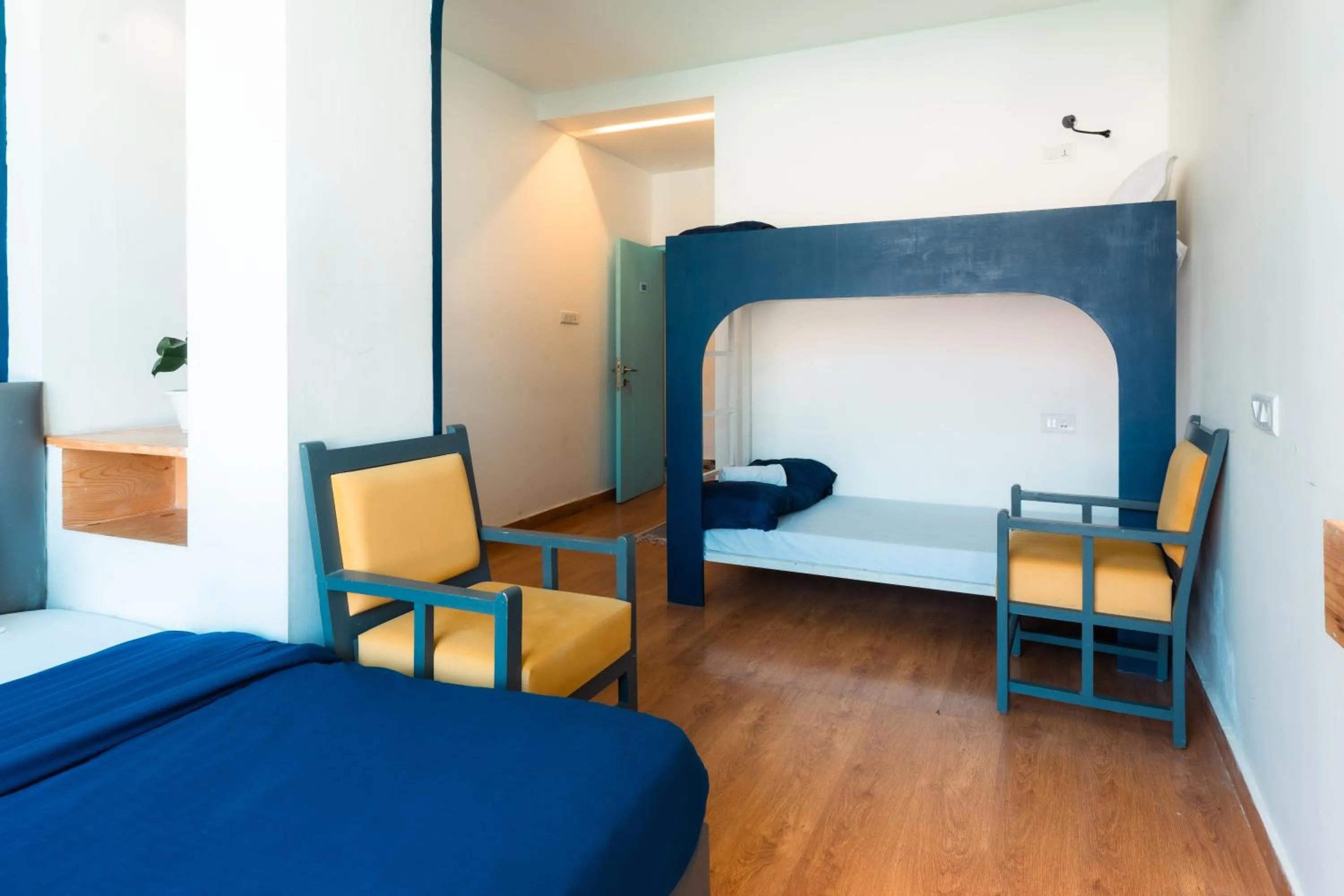 Living room, Bed in Joey's By The Ganges