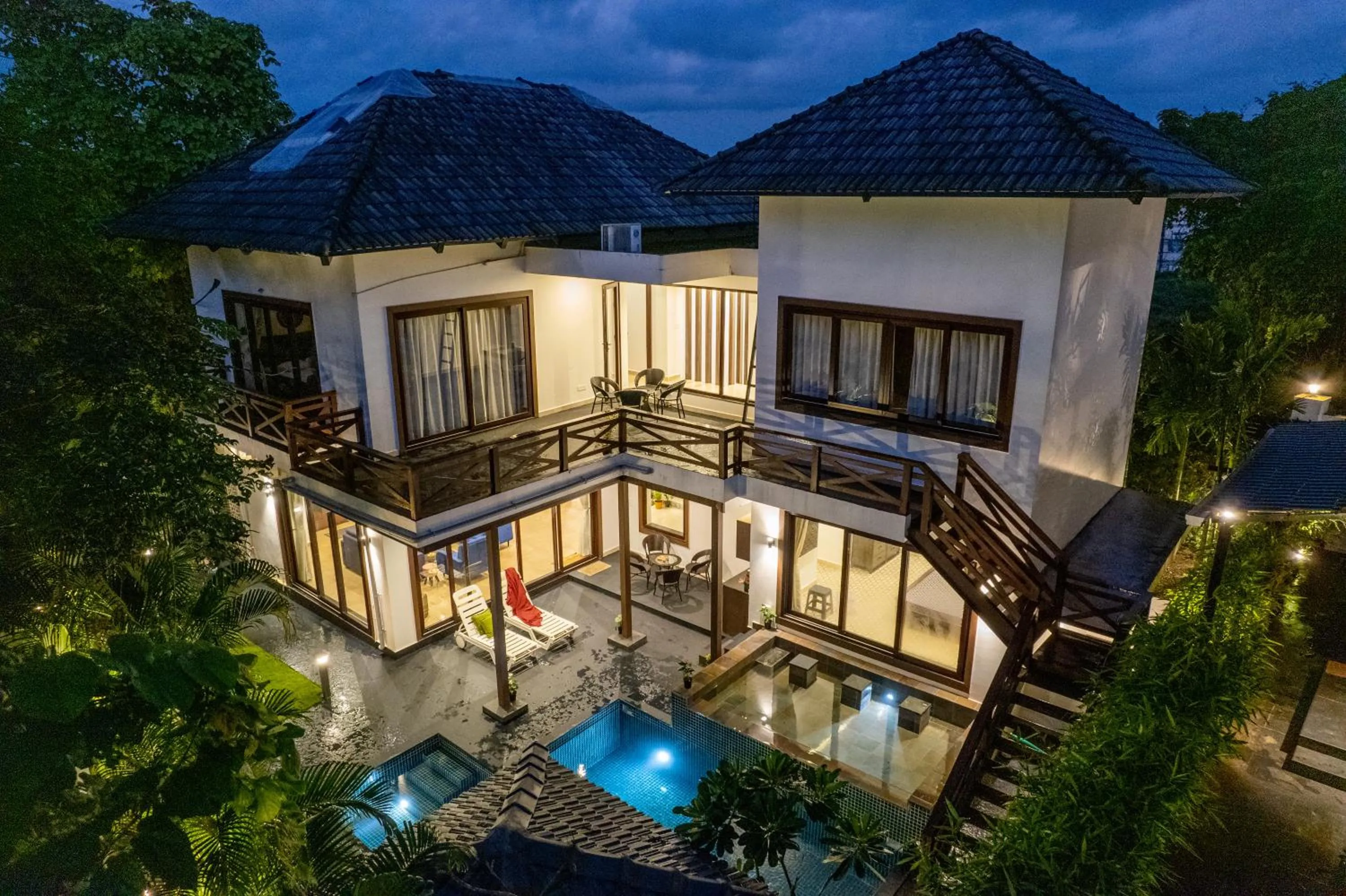 ELIVAAS 4 BHK with Pvt Pool & Entertainment Room - Indah